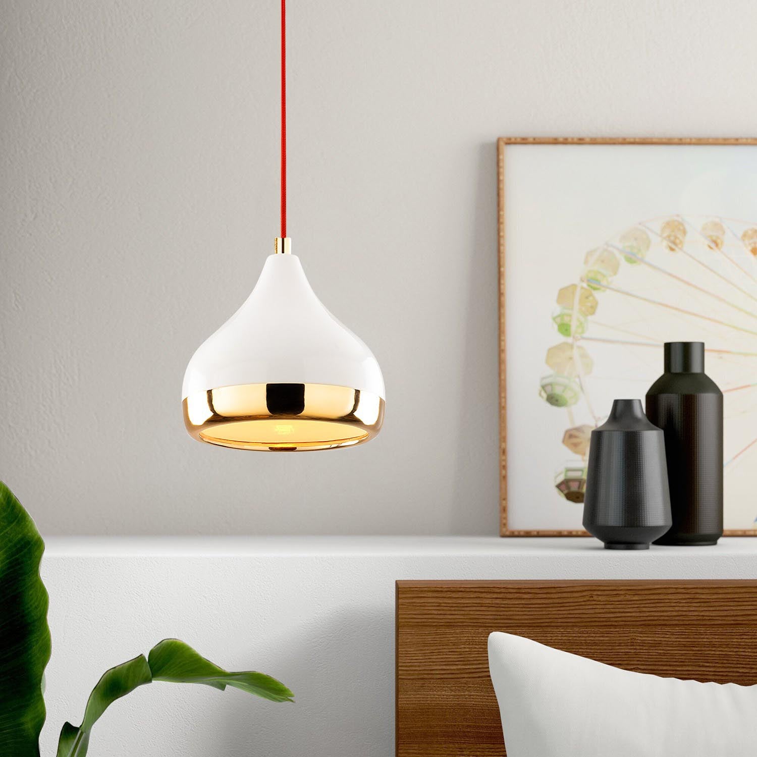 Entdecken Sie die Yıldo Pendelleuchte in Weiß, Rot und Gold von Opviq – ein elegantes Design-Highlight für Ihr Zuhause, das stilvolle Akzente setzt.