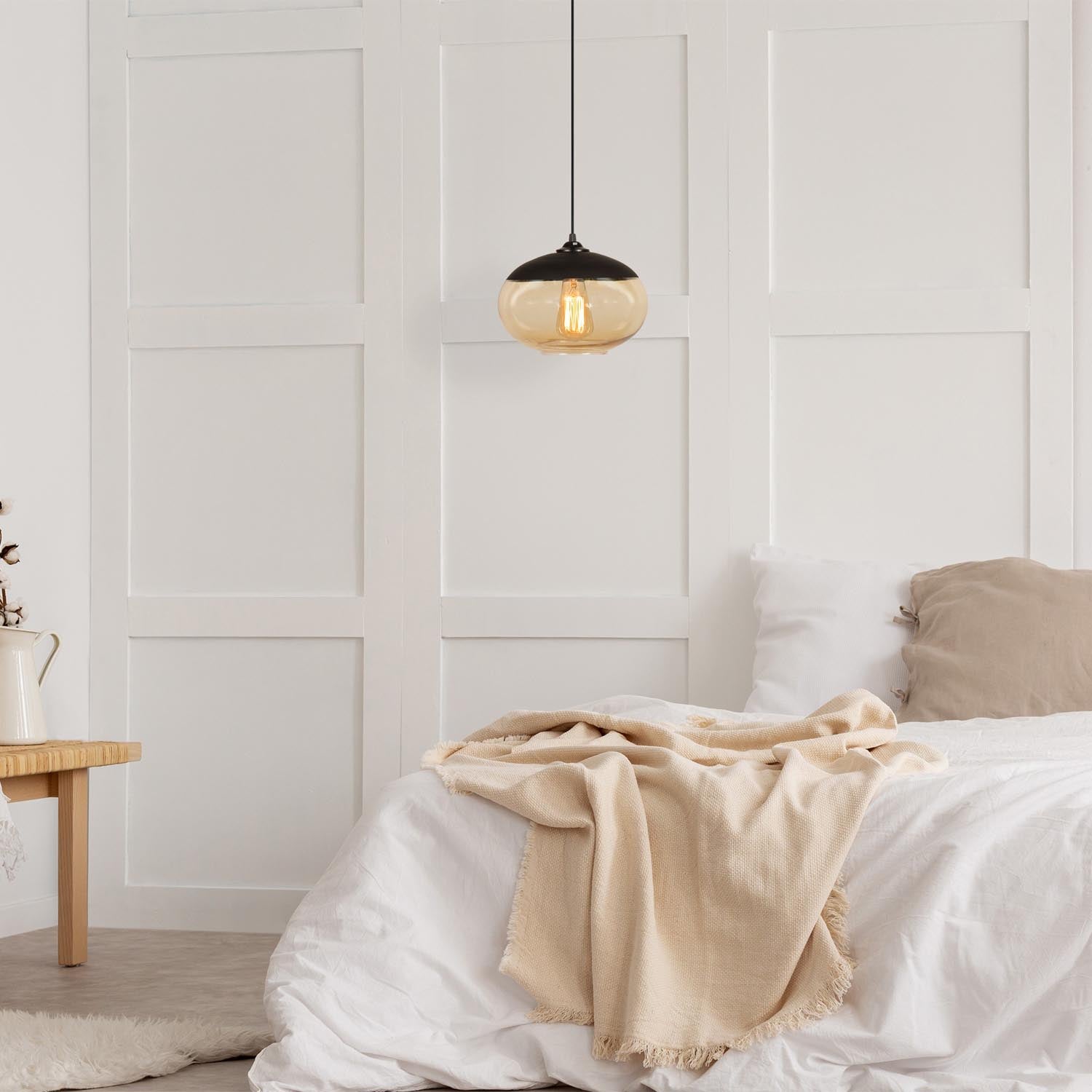 Entdecken Sie die Camini Pendelleuchte in Schwarz-Honig von Opviq – ein stilvolles Highlight für Ihr Zuhause, das Eleganz und Gemütlichkeit vereint.