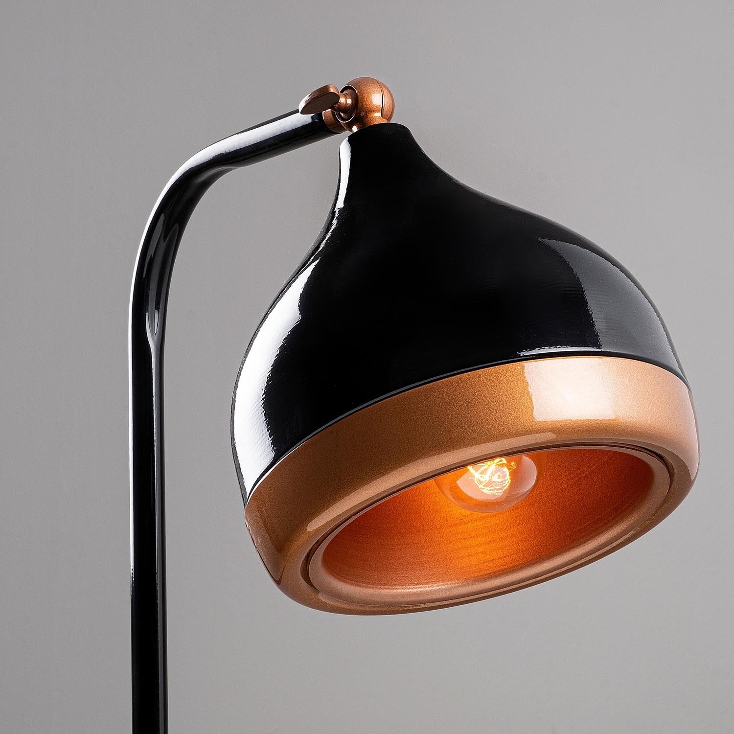 Elegante Yıldo Stehlampe in Schwarz und Kupfer von Opviq. Ideal für eine stilvolle Atmosphäre und moderne Akzente in jedem Raum.