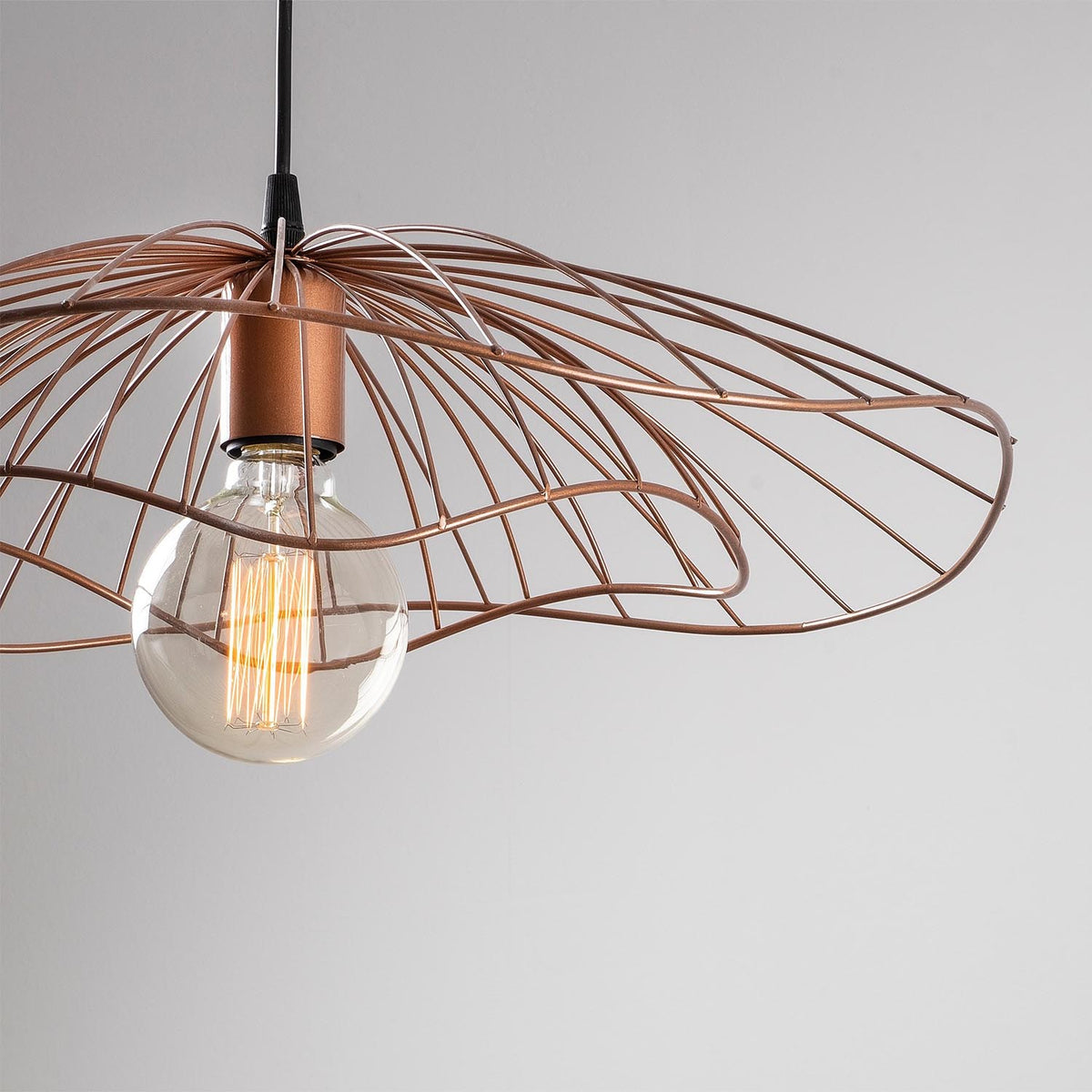 Tel Pendellampe - Kupfer in Kupfer präsentiert im Onlineshop von KAQTU Design AG. Pendelleuchte ist von Opviq