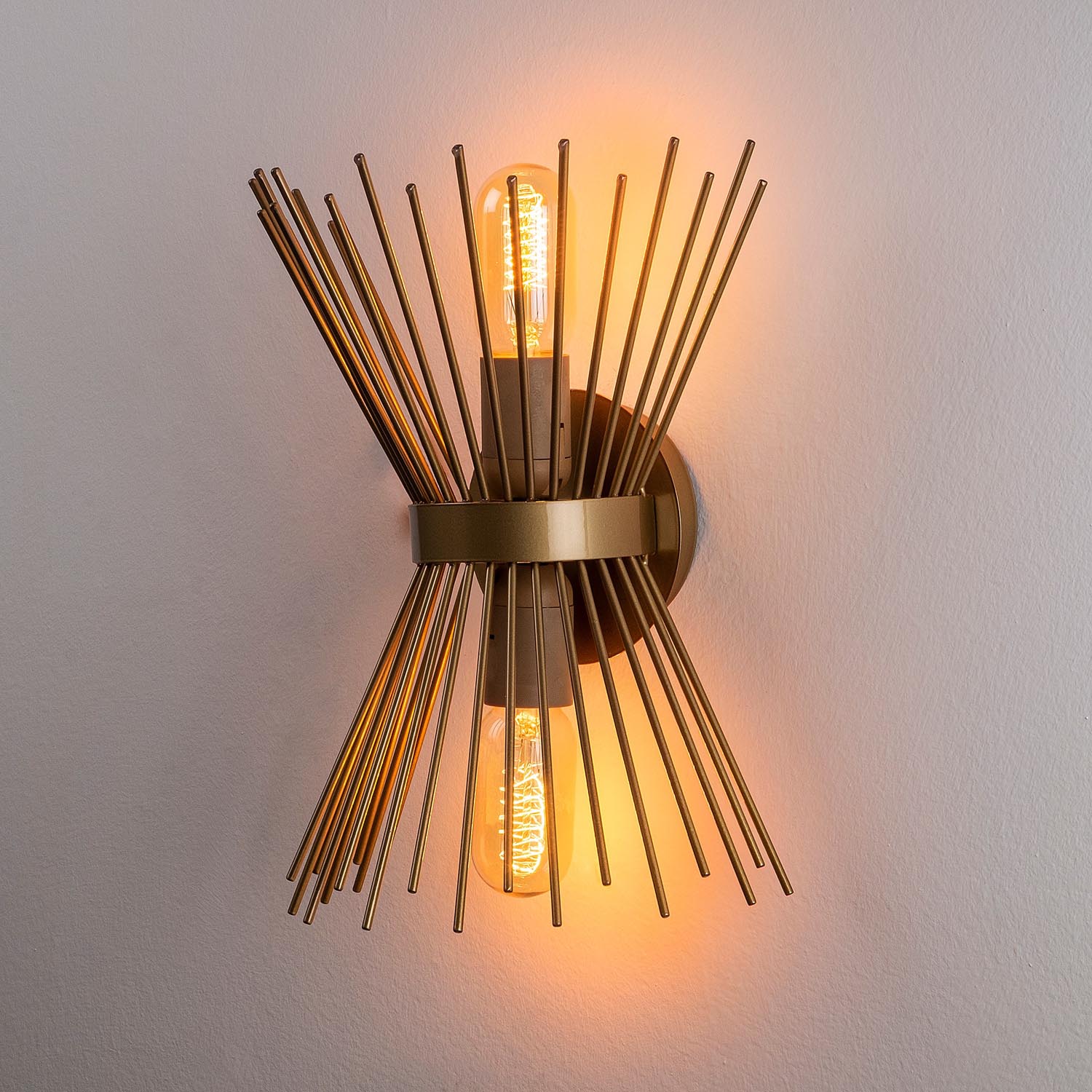 Luxuriöse Kirpi Wandleuchte in edlem Gold von Opviq. Ideal für moderne Räume, schafft eine elegante und einladende Stimmung.