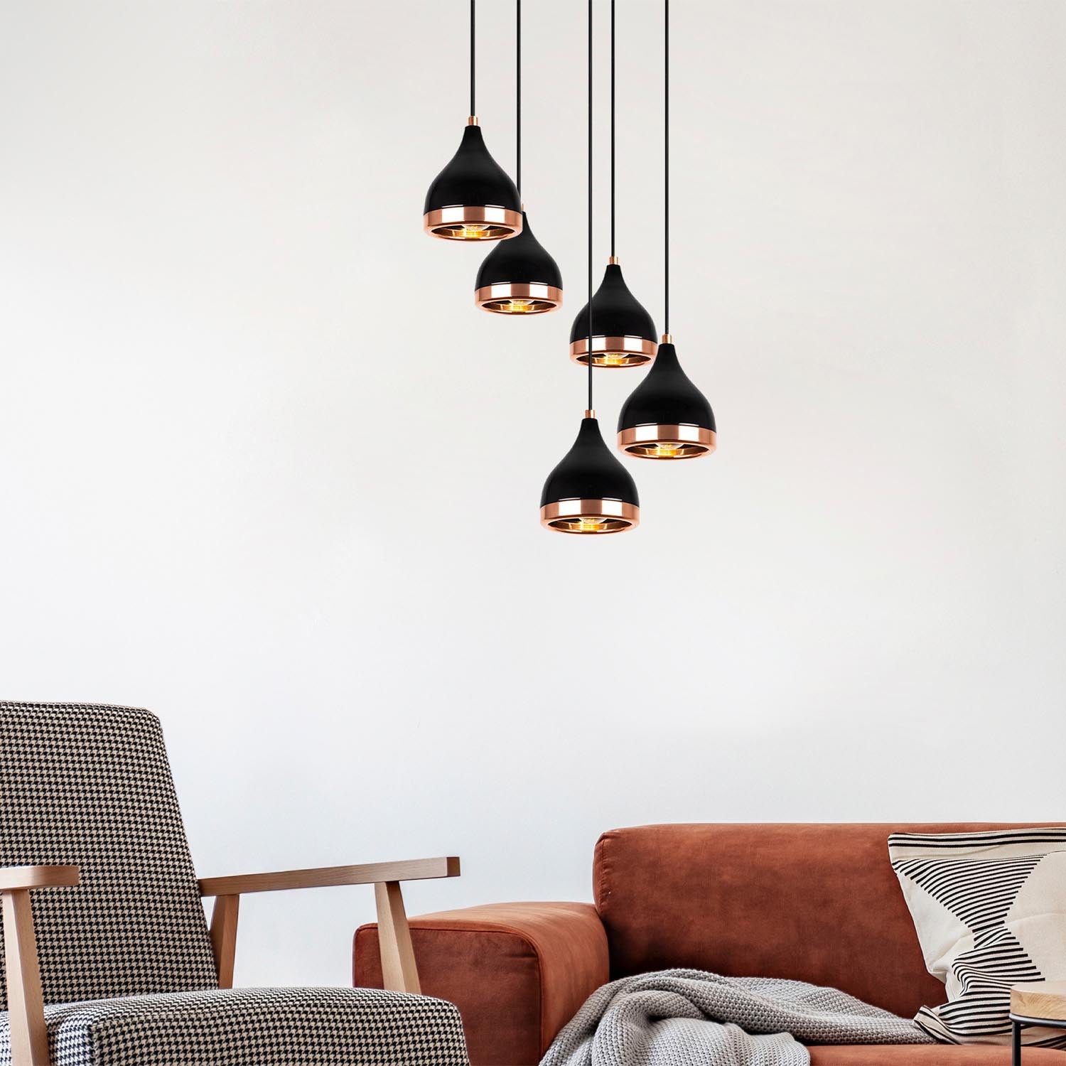 Entdecken Sie die Yıldo Pendelleuchte in Schwarz und Kupfer von Opviq – ein stilvolles Highlight für Ihr Zuhause, das Eleganz und modernes Design vereint.
