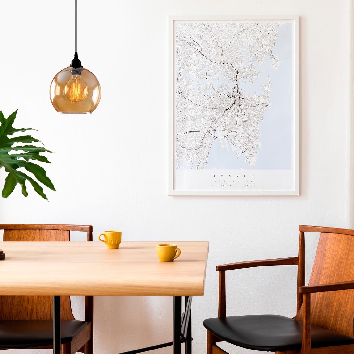 Entdecken Sie die exquisite Gold Pendelleuchte von Opviq in Gold und Schwarz. Ein elegantes Design, das jeden Raum stilvoll aufwertet.