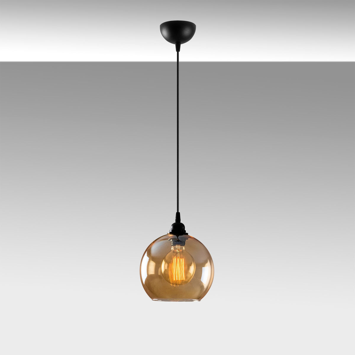 Gold Pendellampe - Gold
Schwarz in Gold
Schwarz präsentiert im Onlineshop von KAQTU Design AG. Pendelleuchte ist von Opviq