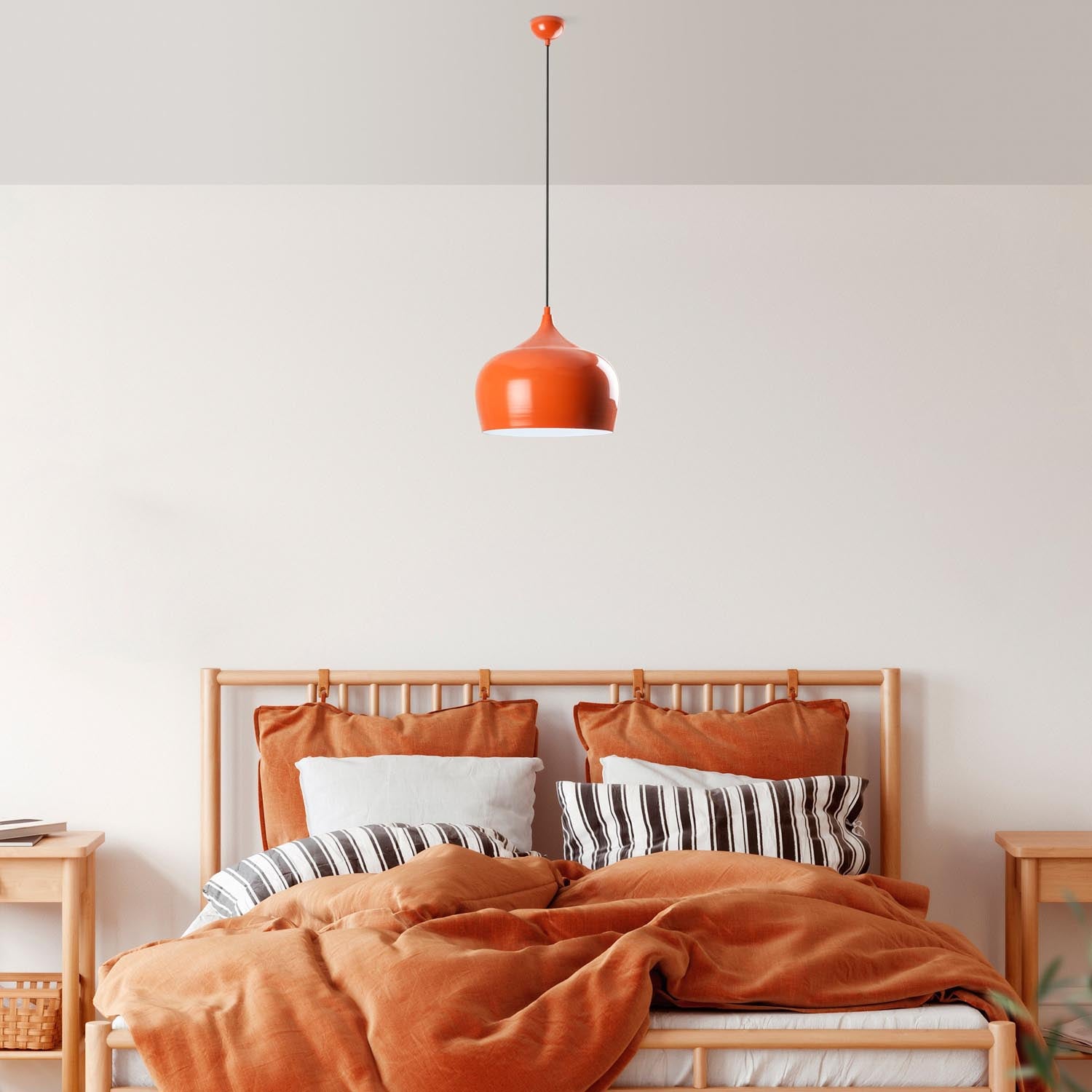 Erleben Sie die Patine Pendelleuchte in strahlendem Orange von Opviq – ein elegantes Designstück, das jeden Raum mit Wärme und Stil bereichert.