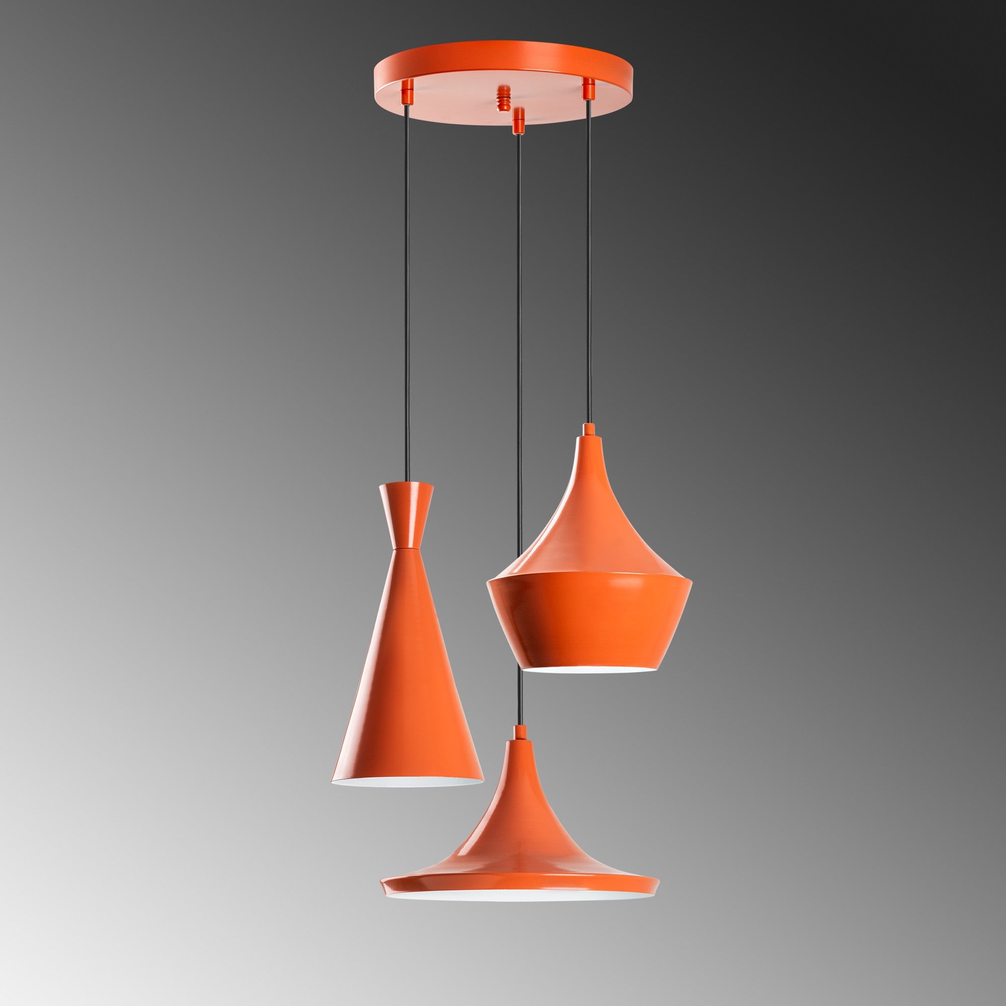 Die Tom Pendelleuchte in leuchtendem Orange von Opviq ist ein stilvolles Highlight, das jeden Raum mit Eleganz und einladendem Licht erfüllt.