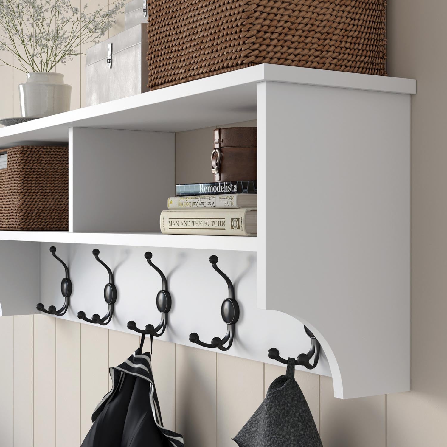 Stilvolle P2 Garderobe in Weiß von Hanah Home: Funktionaler Dielenständer mit elegantem Design und optimalem Stauraum für Ihren Eingangsbereich.