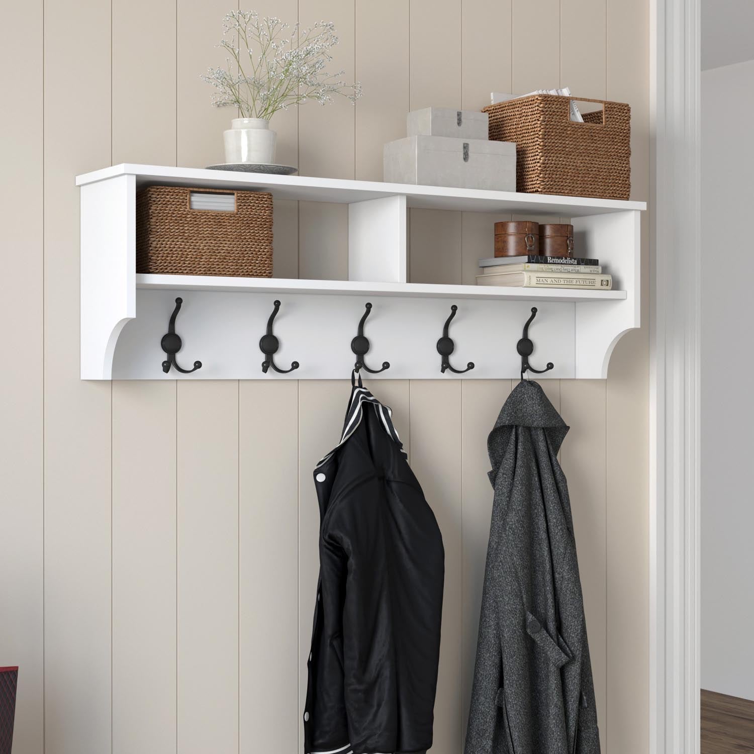 Stilvolle P2 Garderobe in Weiß von Hanah Home: Funktionaler Dielenständer mit elegantem Design und optimalem Stauraum für Ihren Eingangsbereich.