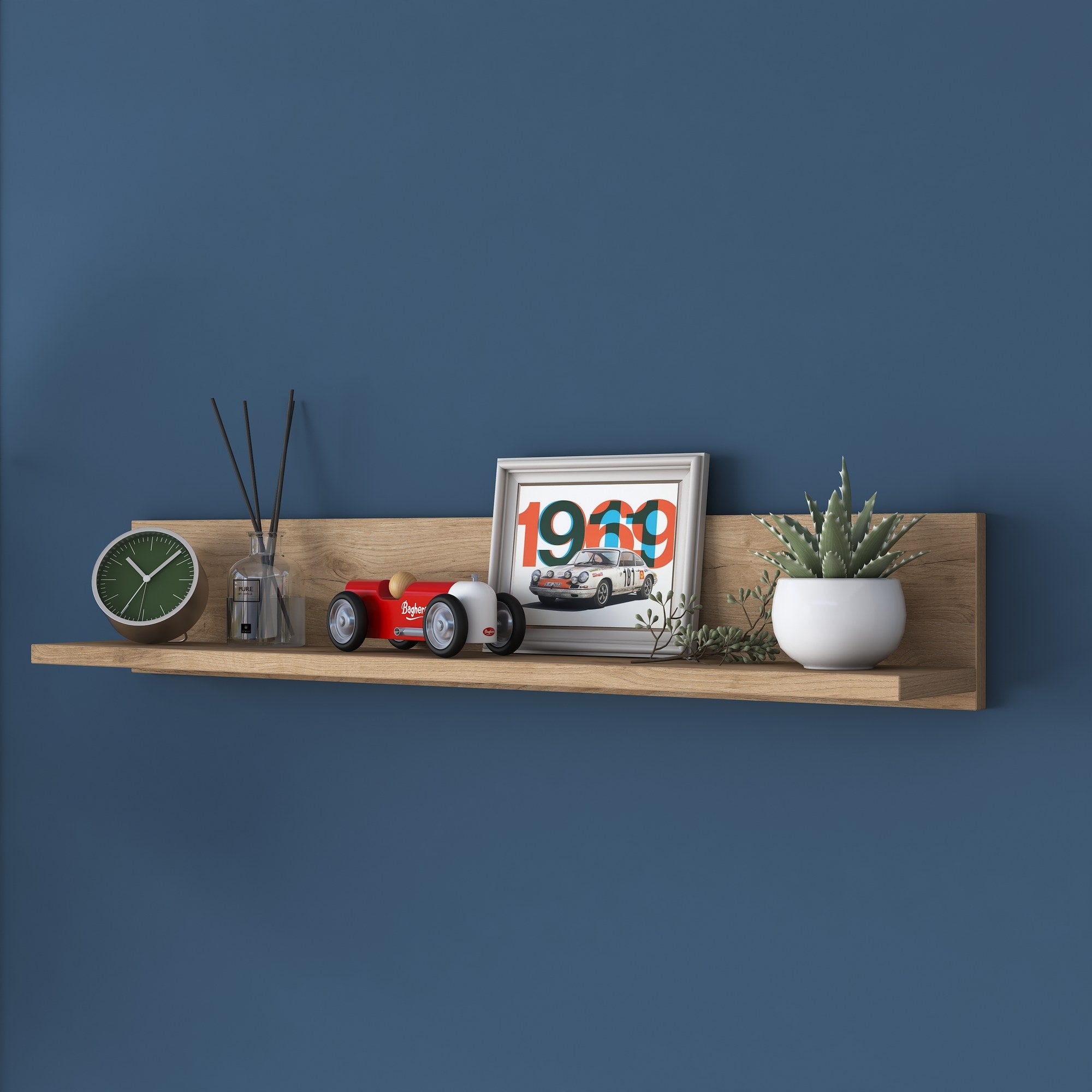 Entdecken Sie das elegante AE104 Wandregal in Walnuss von Hanah Home. Perfekt für stilvolle Präsentation und optimale Raumnutzung.