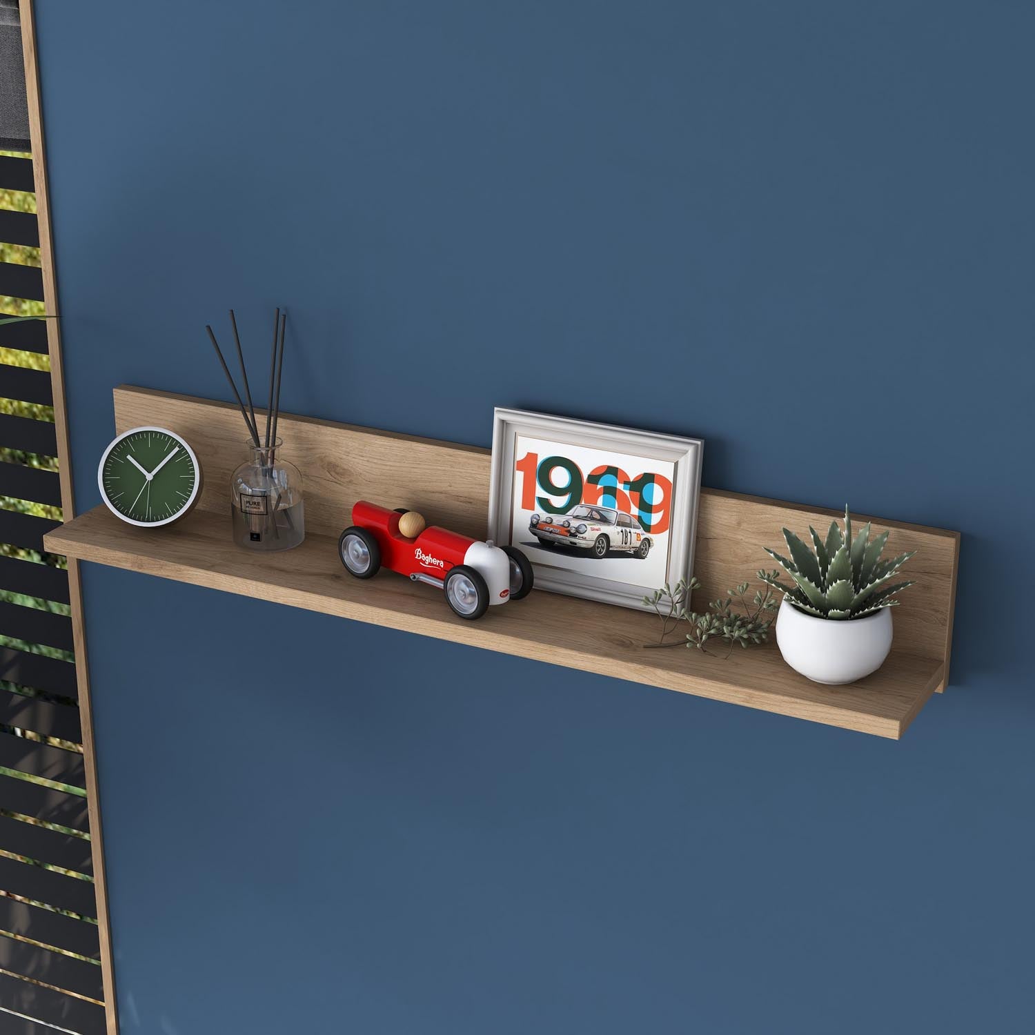 Verleihen Sie Ihrem Raum mit dem AE104 Wandregal in Walnuss von Hanah Home einen Hauch von Eleganz. Ideal für kreative Dekoration und platzsparende Lösungen.