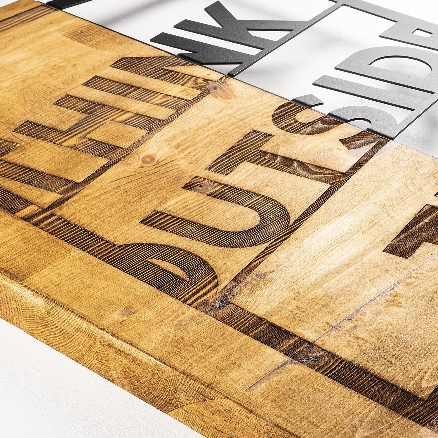 Verleihen Sie Ihrem Raum mit der Wanddeko "Think Outside" in Walnuss Schwarz von Wallity einen modernen Akzent. Ein stilvolles Holz-Metall-Design.