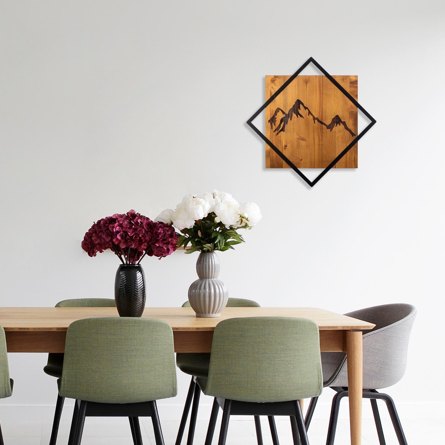 Verleihen Sie Ihrem Zuhause mit der Mountain 2 Wanddeko von Wallity einen Hauch von Eleganz. Handgefertigt aus Holz und Metall, einzigartig und stilvoll.