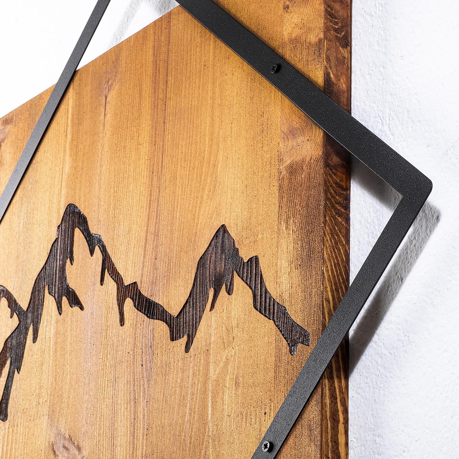 Entdecken Sie die Mountain 2 Wanddeko von Wallity – ein einzigartiges, handgefertigtes Kunstwerk aus Holz und Metall, das jeden Raum veredelt.