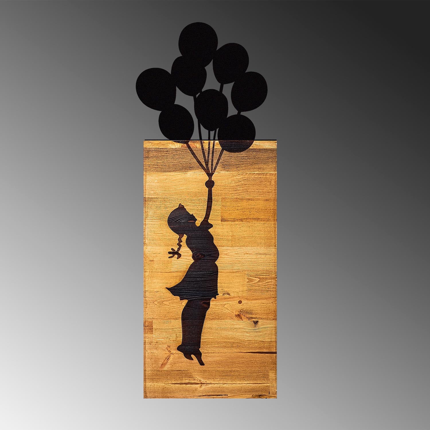 Entdecken Sie die Chıld And Balloons Wanddeko von Wallity – ein einzigartiges Kunstwerk aus Holz und Metall, das jedem Raum Eleganz verleiht.