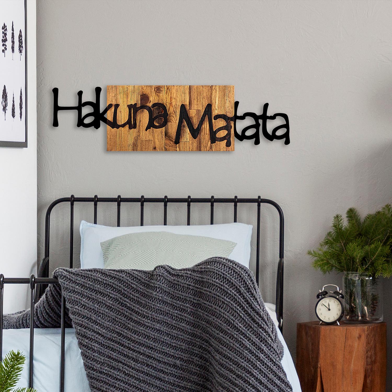 Gestalten Sie Ihr Zuhause mit der einzigartigen Wanddeko "Hakuna Matata 4" von Wallity. Elegantes Design in Schwarz und hellwalnuss für jeden Raum!