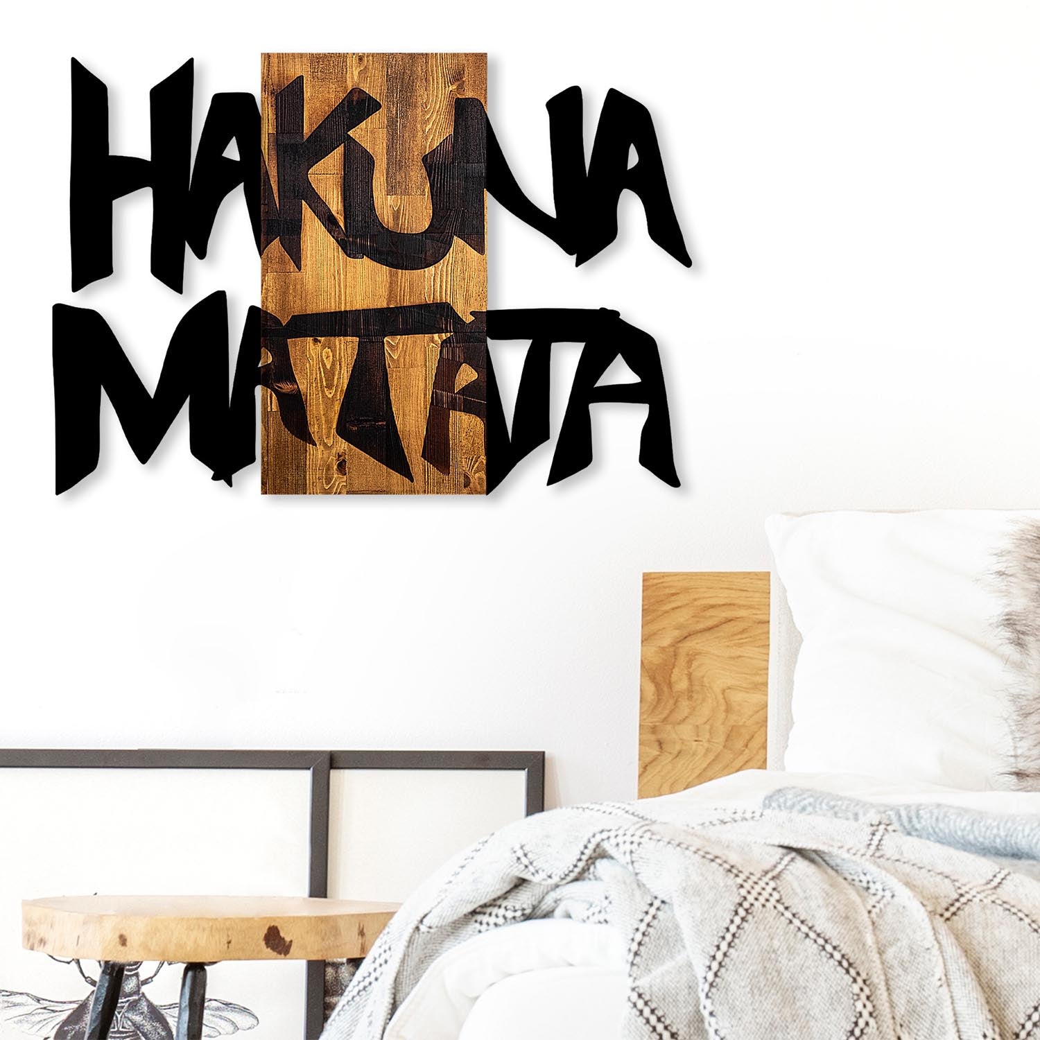 Verleihen Sie Ihrem Raum mit der Hakuna Matata 5 Wanddeko von Wallity in Schwarz und Hellwalnuss einen stilvollen Akzent. Handgefertigt aus echtem Holz.