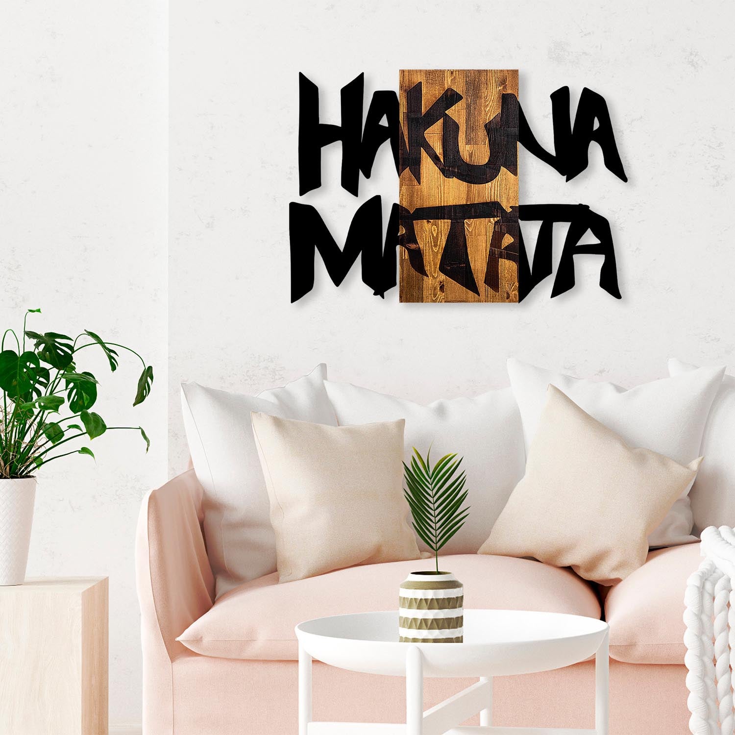 Entdecken Sie die Hakuna Matata 5 Wanddeko von Wallity – ein elegantes, handgefertigtes Holzstück in Schwarz und Hellwalnuss, das jedem Raum Charakter verleiht.