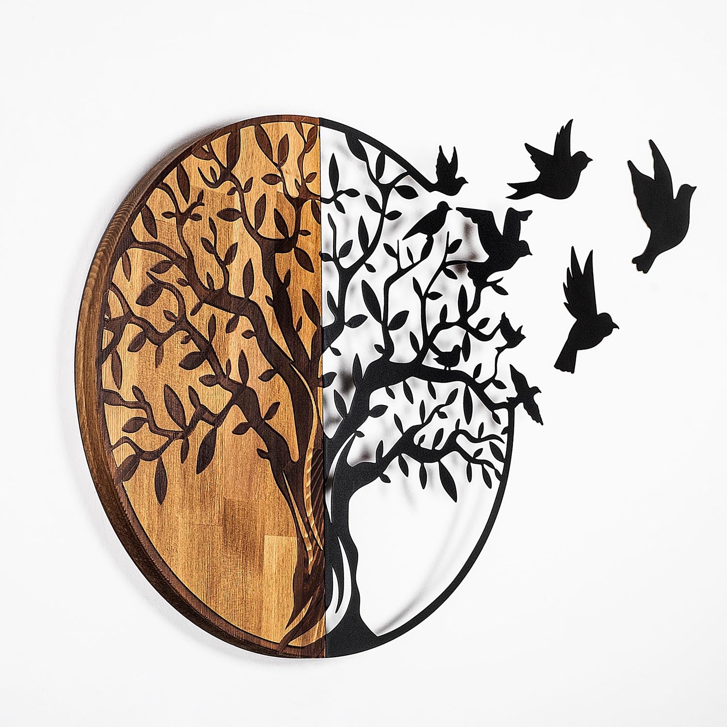 Entdecken Sie die Tree And Birds Wanddeko in Schwarznuss von Wallity – ein stilvolles, handgefertigtes Wandaccessoire aus Holz und Metall, das jeden Raum verzaubert.