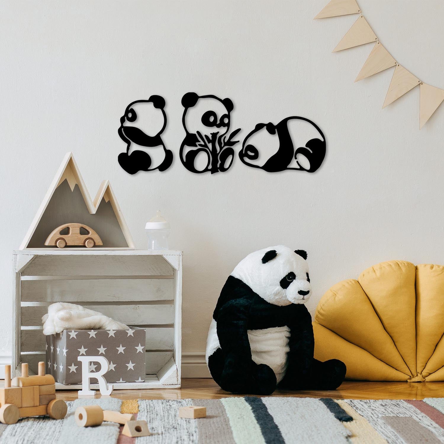 Verleihen Sie Ihrem Zuhause mit der stilvollen Pandas Wanddeko von Wallity in Schwarz einen Hauch von Eleganz und zeitloser Schönheit.