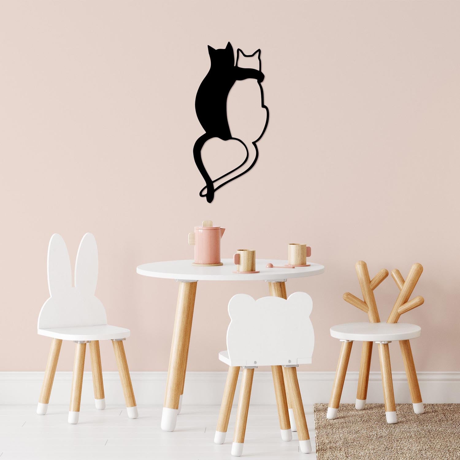 Verleihen Sie Ihrem Zuhause mit der Love Cats Wanddeko von Wallity in Schwarz einen Hauch von Eleganz. Ein zeitloses Metallkunstwerk für stilvolle Akzente.