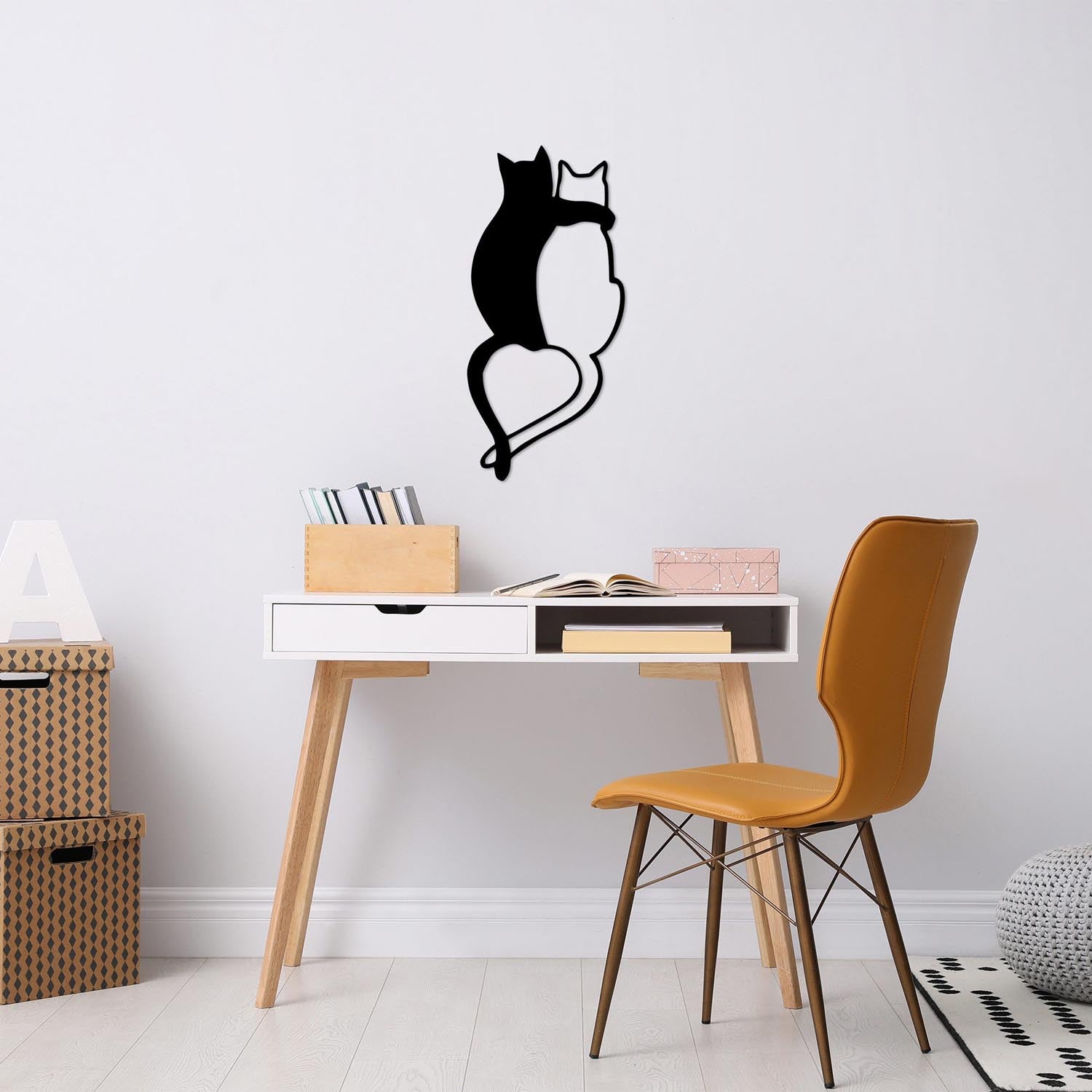 Entdecken Sie die Love Cats Wanddeko von Wallity in Schwarz – ein elegantes Metallkunstwerk, das jedem Raum Stil und Raffinesse verleiht.