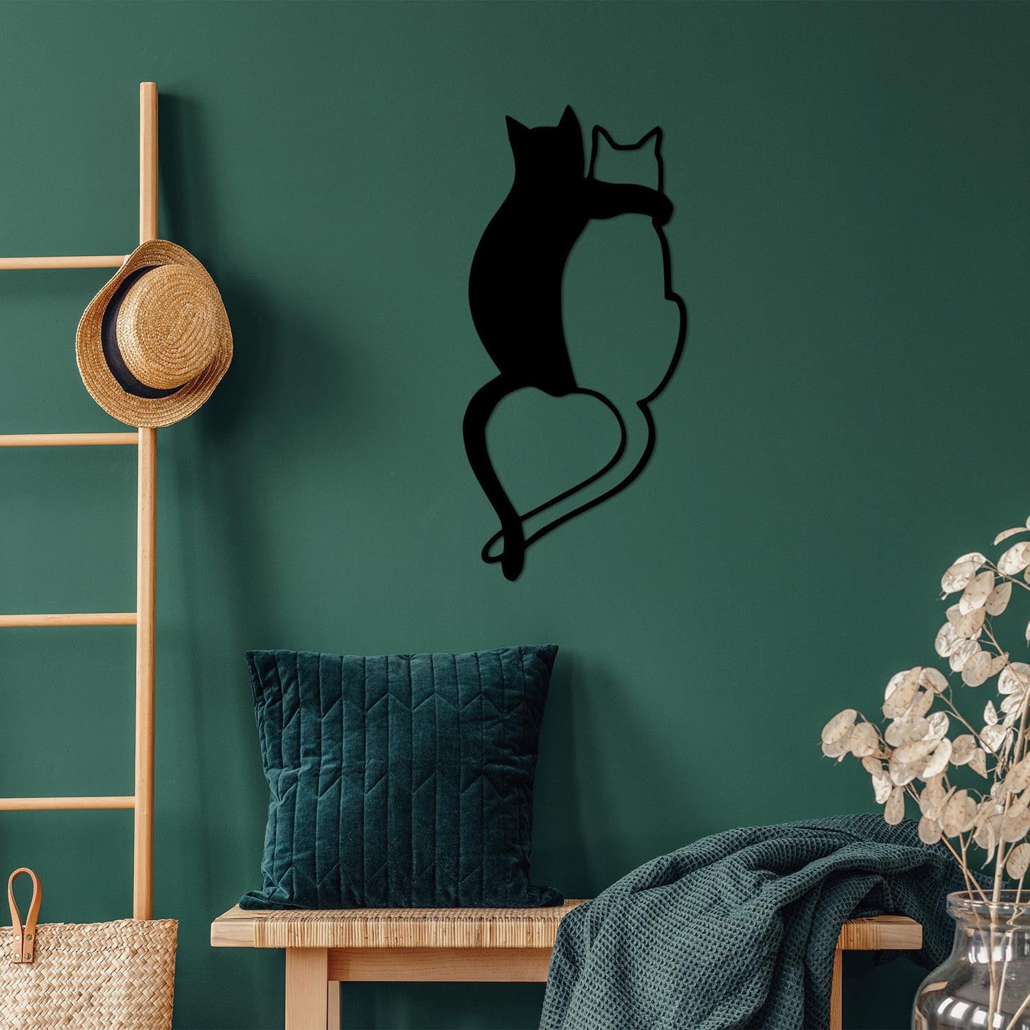 Verleihen Sie Ihrem Zuhause mit der Love Cats Wanddeko von Wallity in Schwarz einen Hauch von Eleganz und zeitloser Schönheit.