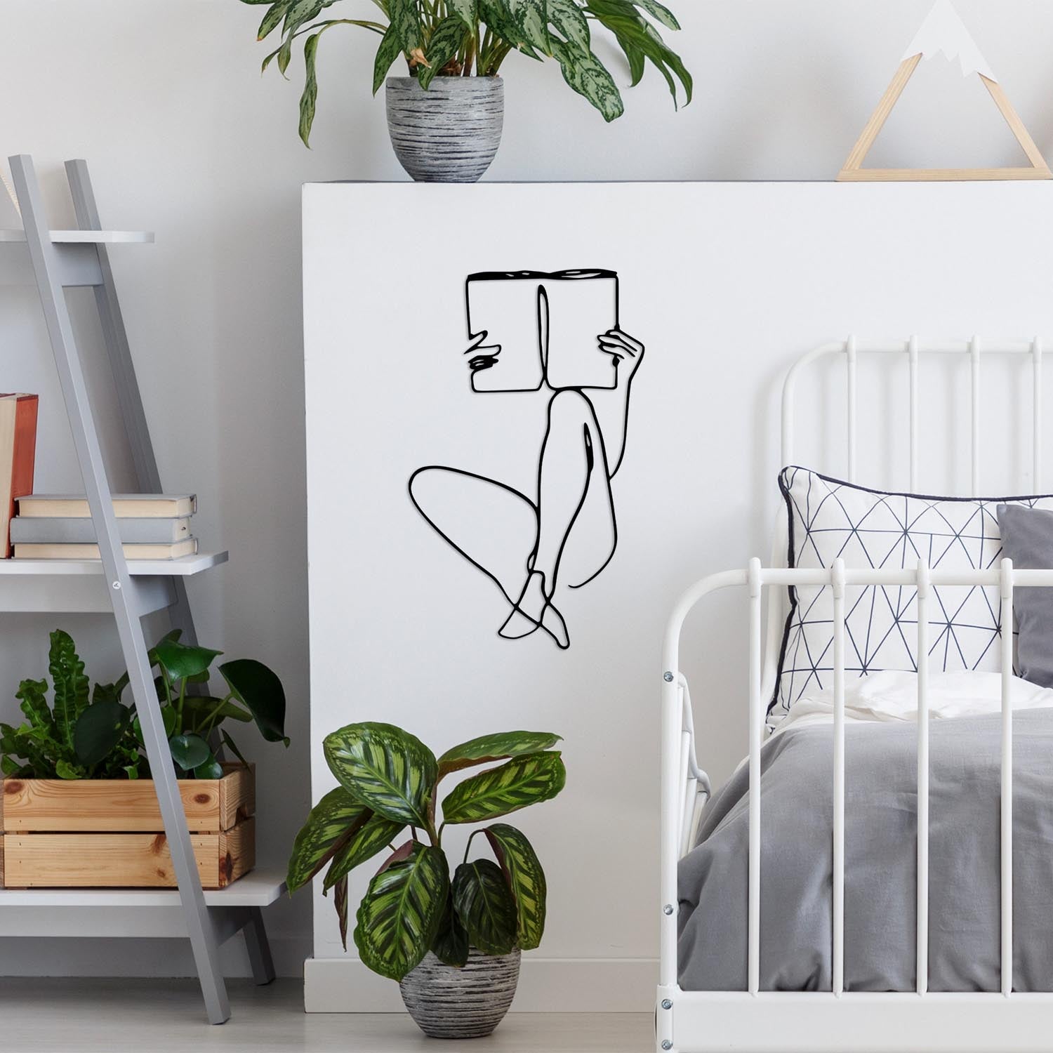 Setzen Sie mit der stilvollen Book Reading Wanddeko in Schwarz von Wallity einen eleganten Akzent in Ihrem Zuhause. Hochwertige Metallverarbeitung, einzigartiges Design.