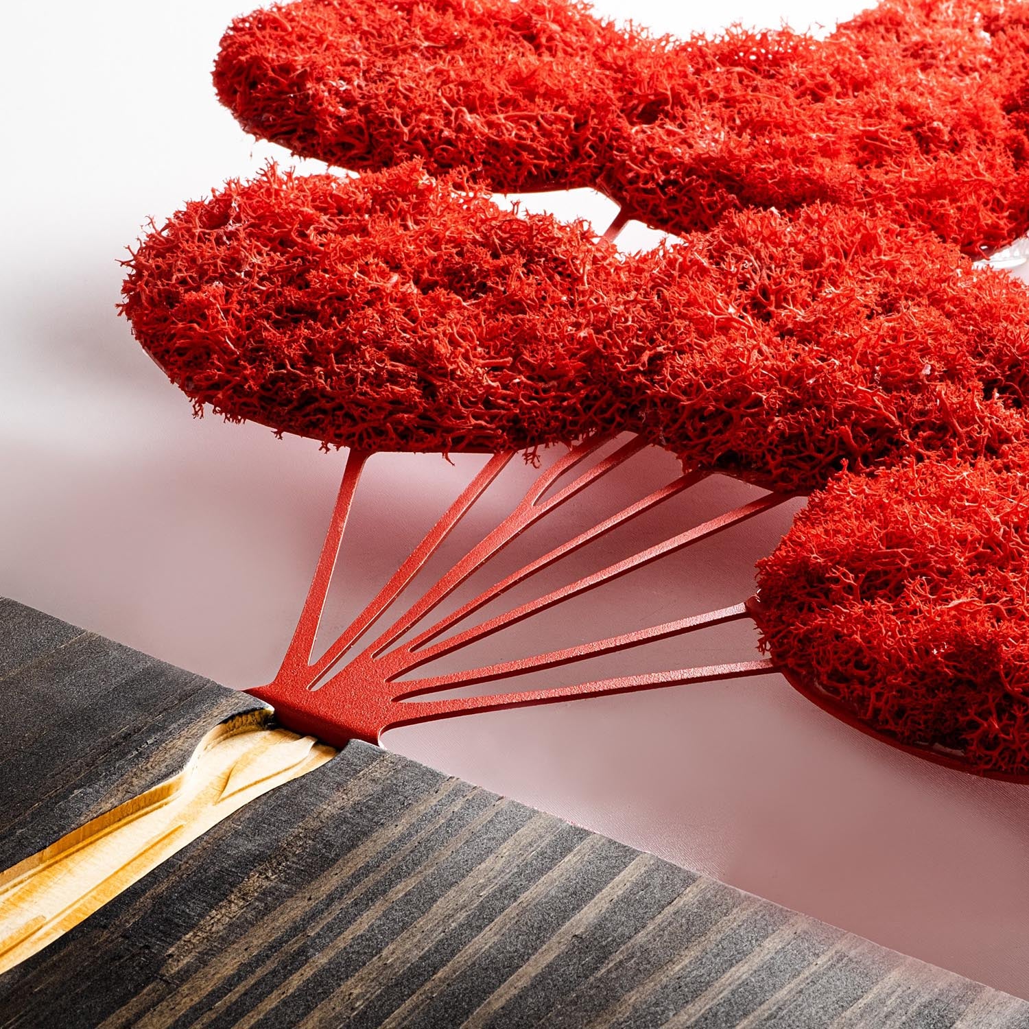 Verleihen Sie Ihrem Zuhause mit der Banksy Wanddeko von Wallity in Walnuss, Braun und Rot einen Hauch von Eleganz und natürlichem Charme.