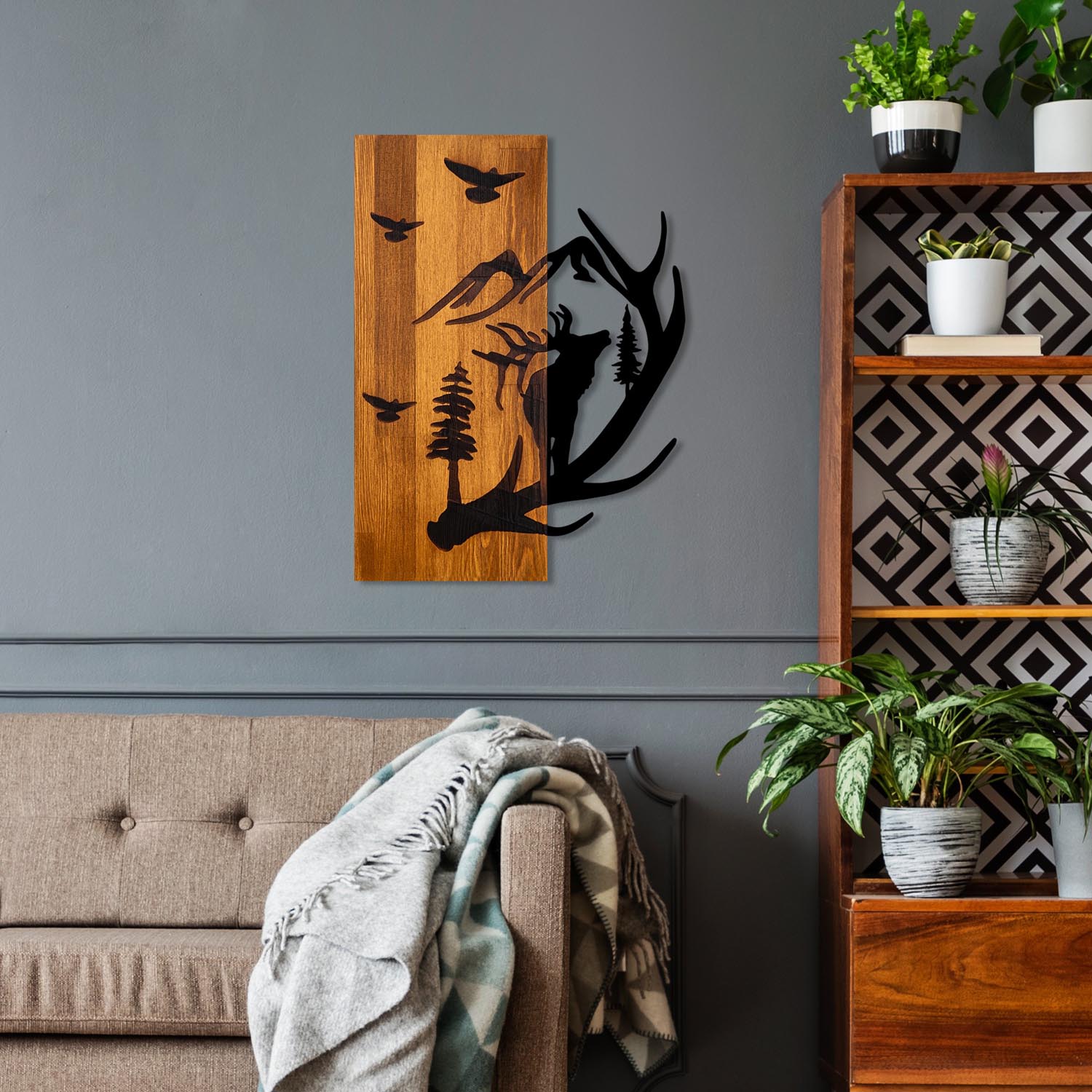 Gestalten Sie Ihre Wände neu mit der Deer and Mountain Wanddeko in Walnuss Schwarz von Wallity – ein einzigartiges Holzkunstwerk für stilvolle Akzente.