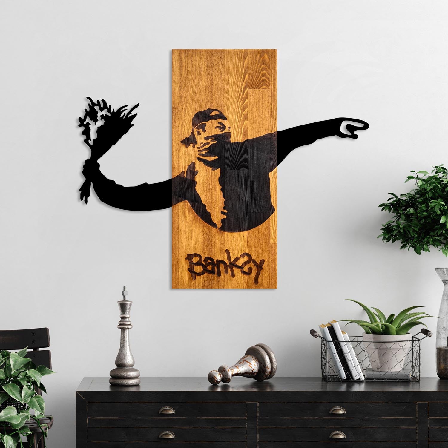 Entdecken Sie die Banksy Wanddeko in Walnuss Schwarz von Wallity – ein einzigartiges Kunstwerk aus echtem Holz, das jeden Raum stilvoll aufwertet.