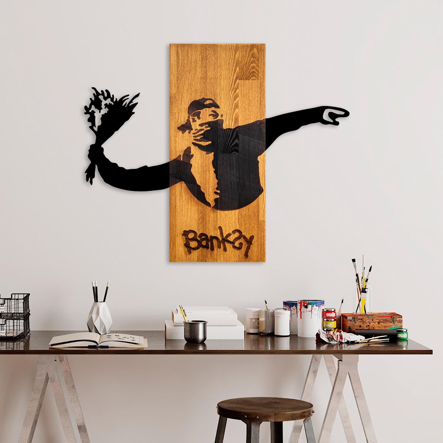 Verleihen Sie Ihrem Zuhause mit der Banksy Wanddeko in Walnuss Schwarz von Wallity einen Hauch von Kunst und Eleganz – ein echtes Holzunikat!