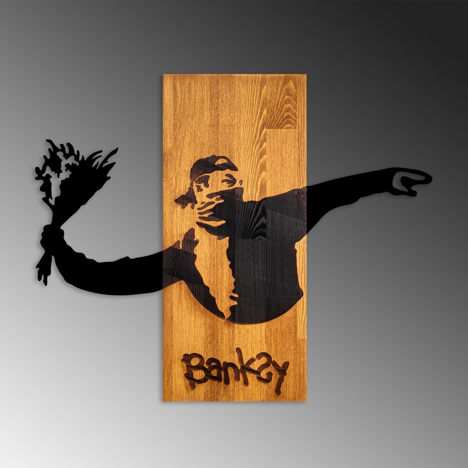 Verleihen Sie Ihrem Zuhause mit der Banksy Wanddeko in Walnuss Schwarz von Wallity einen Hauch von Kunst und Eleganz – ein einzigartiges Holzstück für jeden Raum!