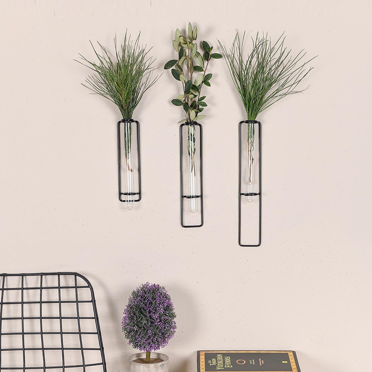 Entdecken Sie die elegante Pentola Wanddeko in Schwarz von Wallity. Ein stilvolles Metallaccessoire, das jedem Raum einen Hauch von Raffinesse verleiht.