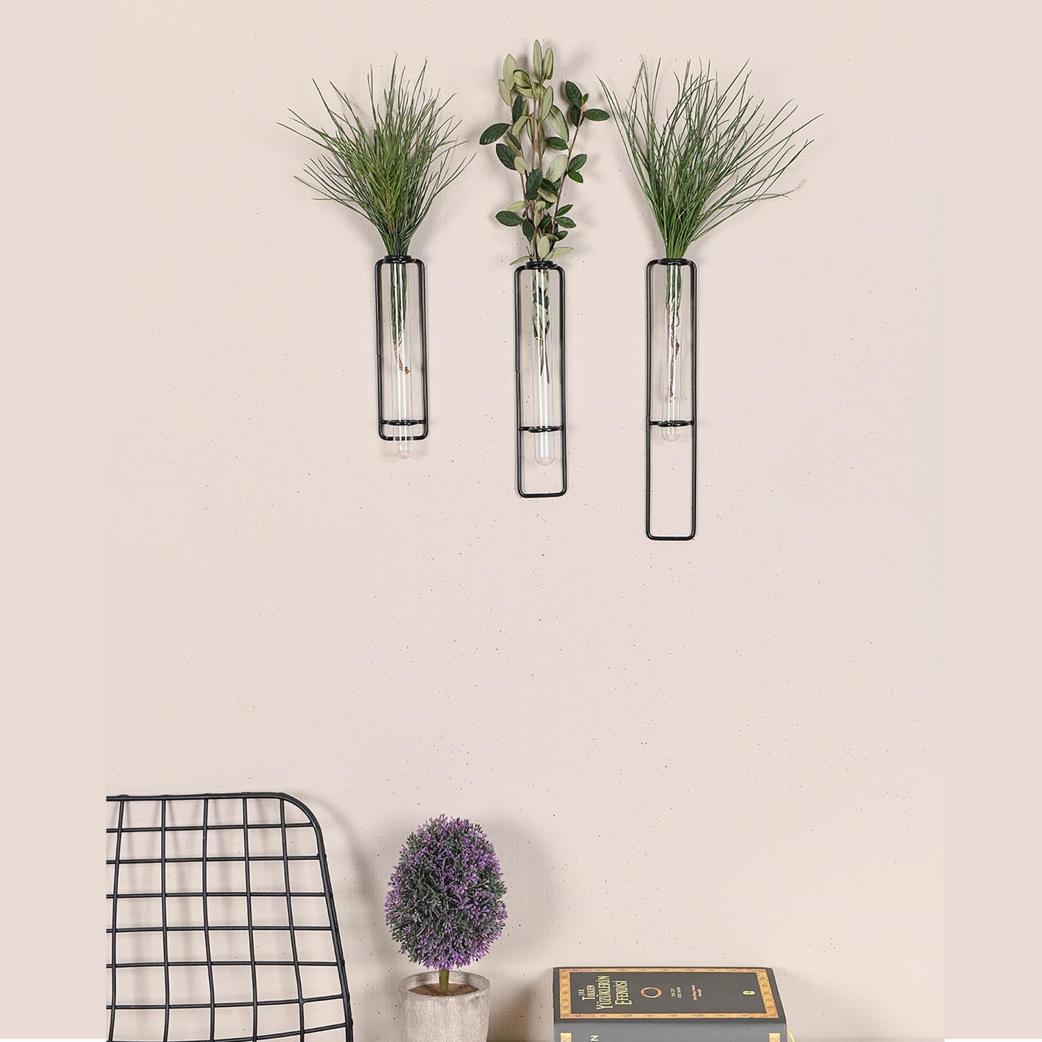 Verleihen Sie Ihrem Zuhause mit der Pentola Wanddeko in Schwarz von Wallity einen modernen Akzent. Dieses hochwertige Metallaccessoire ist perfekt für jeden Raum.