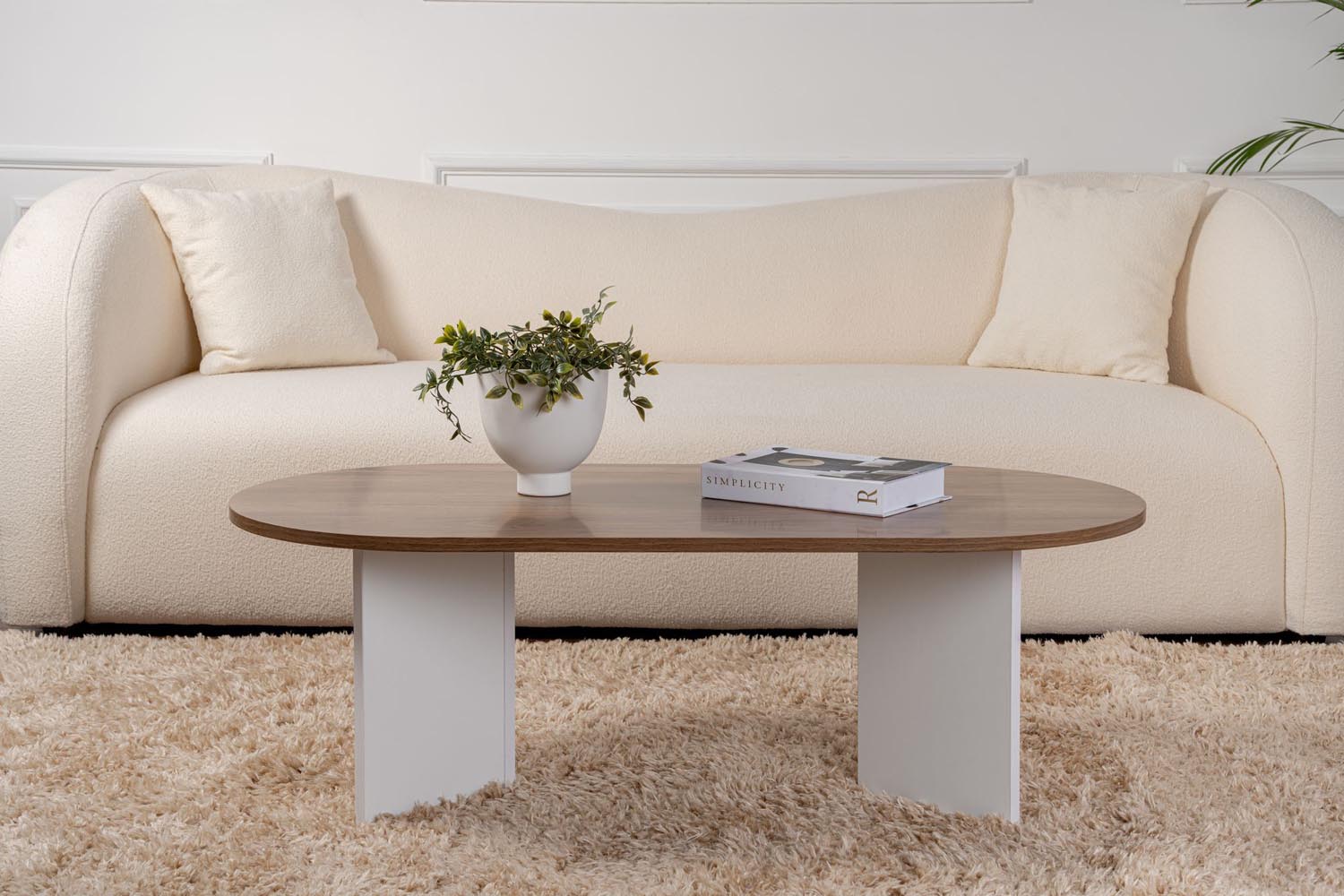 Erleben Sie den Sable Sofatisch von Nordure in Walnuss und Weiß – ein elegantes Möbelstück, das Stil und Funktionalität vereint.