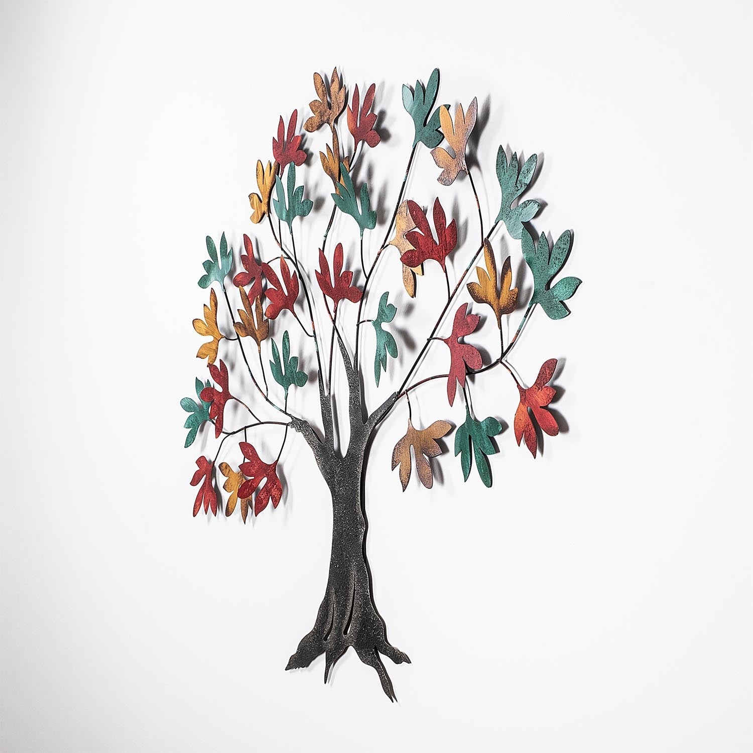 Entdecken Sie die Yggdrasil Wanddeko von Wallity – ein handgefertigtes, farbenfrohes Metallkunstwerk, das jedem Raum Eleganz verleiht.