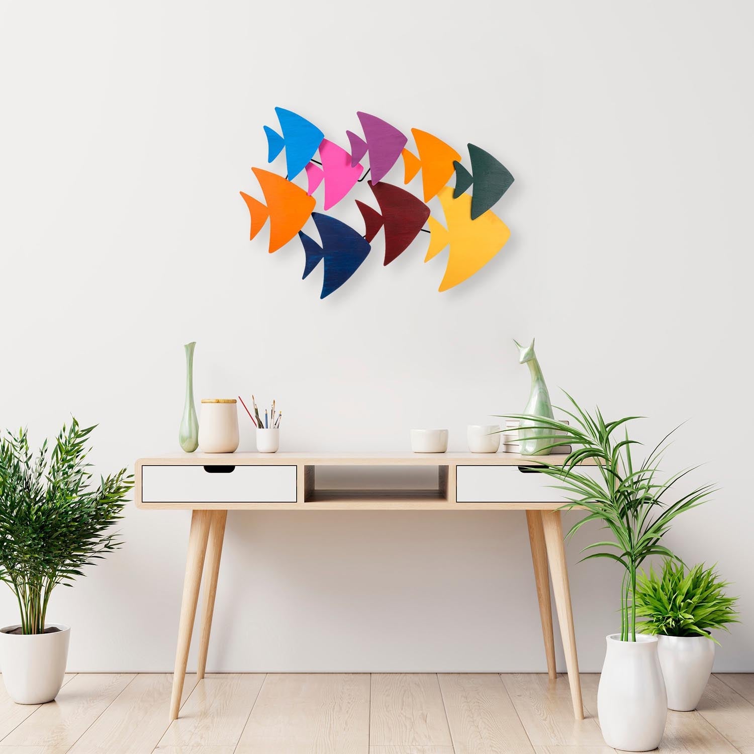 Verleihen Sie Ihrem Zuhause mit der Cırgısın Wanddeko von Wallity einen kreativen Akzent! Dieses handgefertigte, mehrfarbige Metall-Wandaccessoire ist ein einzigartiges Kunstwerk.