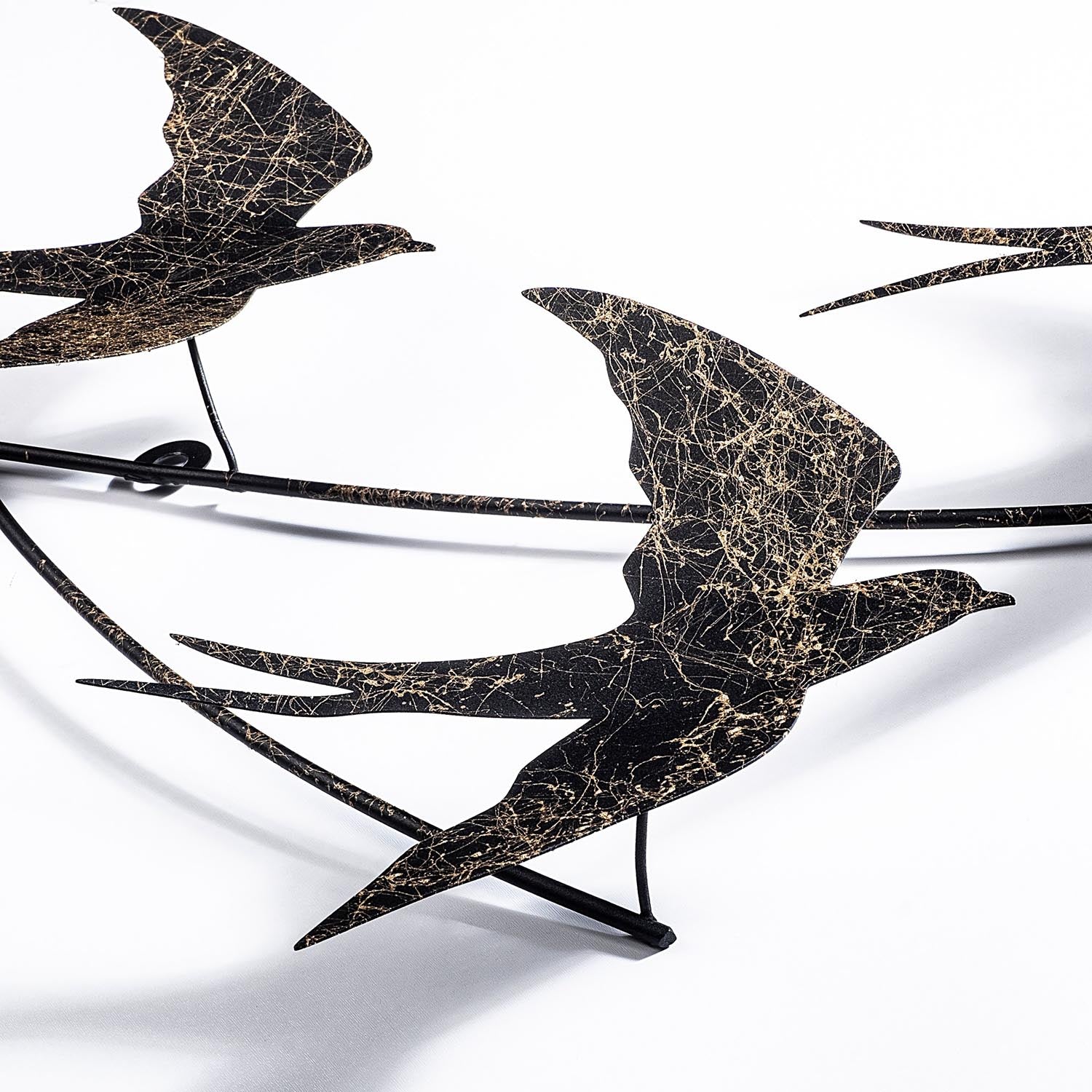 Verleihen Sie Ihrem Zuhause mit der Wallow 2 Wanddeko von Wallity einen Hauch von Stil. Handgefertigt aus robustem Metall, ist dieses Kunstwerk ein echter Blickfang.