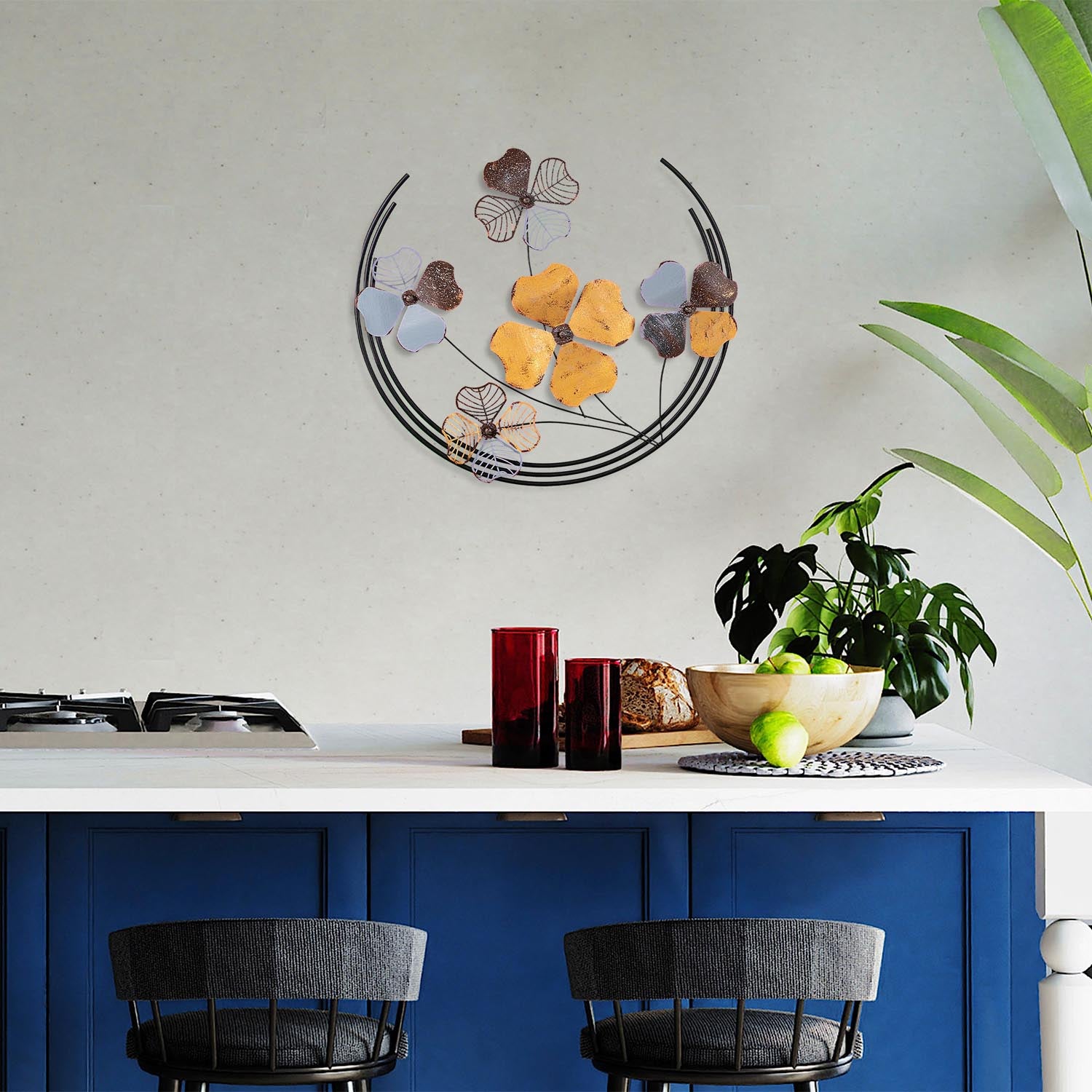 Entdecken Sie die Haiyang 2 Wanddeko von Wallity – ein handgefertigtes Metallkunstwerk, das jedem Raum Eleganz und Stil verleiht.