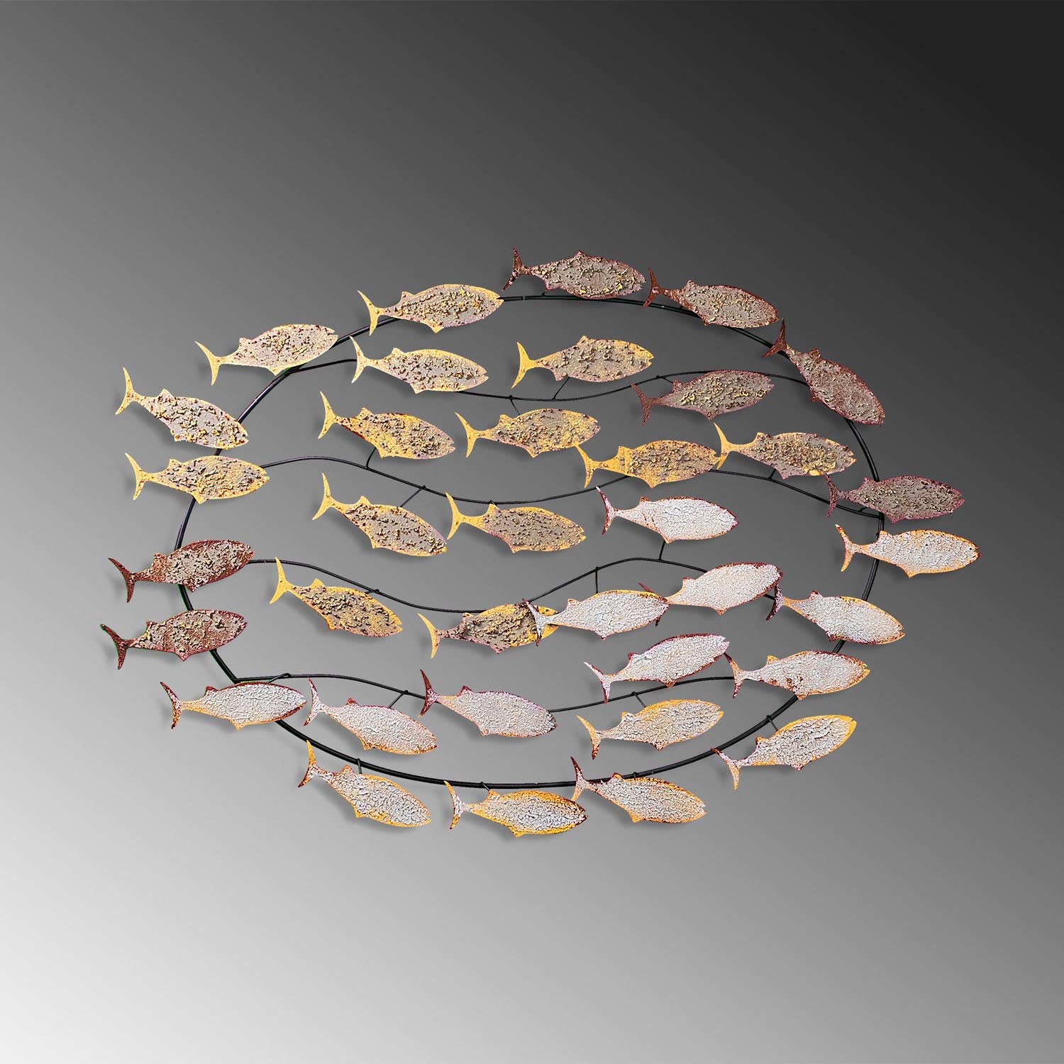 Verleihen Sie Ihrem Zuhause mit der Alabalık 2 Wanddeko von Wallity einen Hauch von Eleganz. Dieses handgefertigte, mehrfarbige Metallkunstwerk ist ein einzigartiger Blickfang.