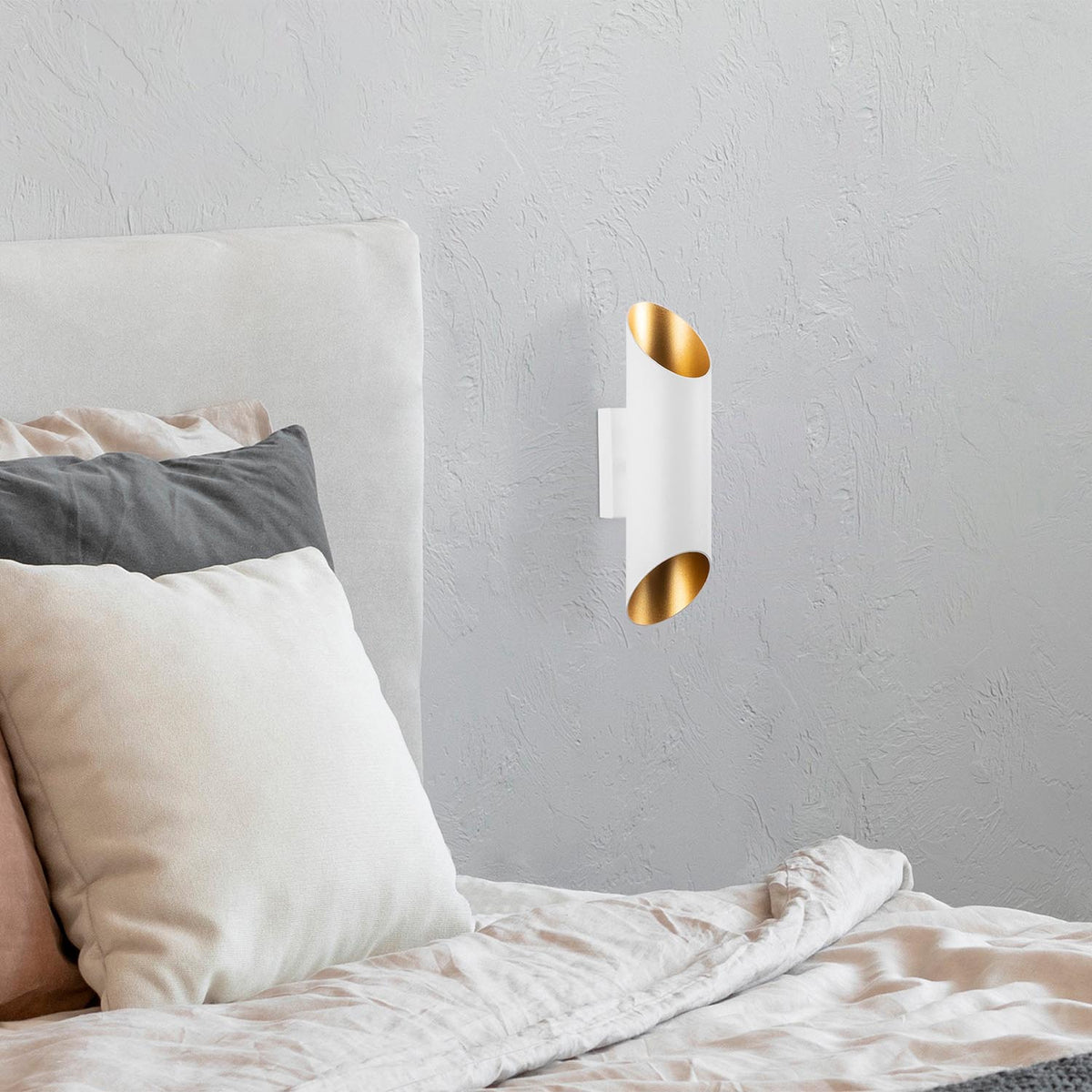 Cut Wandleuchte - Weiss in Weiss präsentiert im Onlineshop von KAQTU Design AG. Wandleuchte ist von Opviq