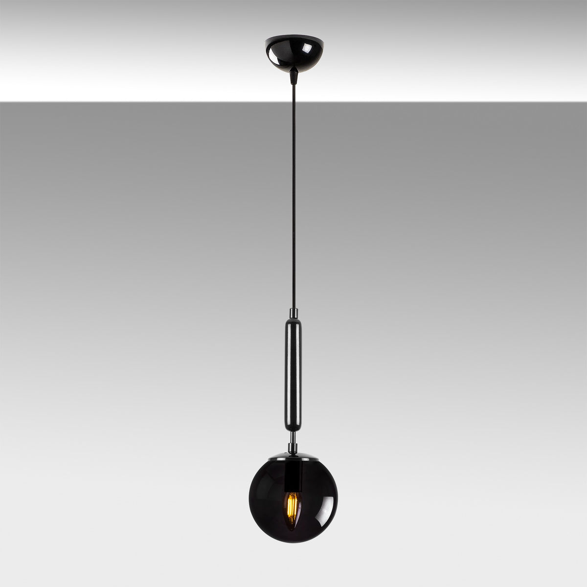 King Pendellampe - Schwarz in Schwarz präsentiert im Onlineshop von KAQTU Design AG. Pendelleuchte ist von Opviq