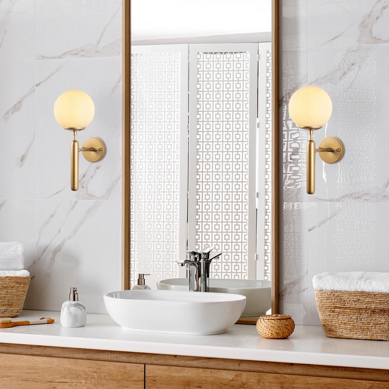 Entdecken Sie die elegante King Wandleuchte in Gold von Opviq. Ihr einzigartiges Design und die stilvolle Glaskappe schaffen eine einladende Atmosphäre in jedem Raum.