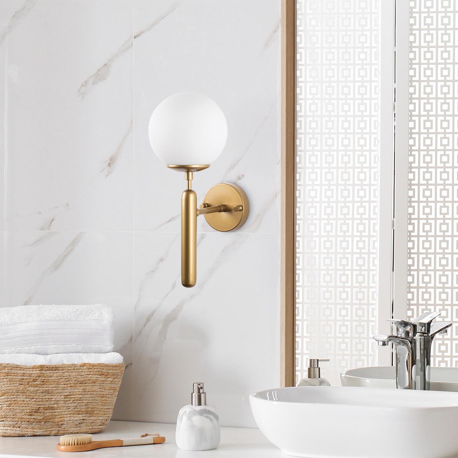 Verleihen Sie Ihrem Zuhause mit der King Wandleuchte in Gold von Opviq einen Hauch von Luxus. Ihr fesselndes Design und die edle Glaskappe schaffen eine warme, stilvolle Atmosphäre.