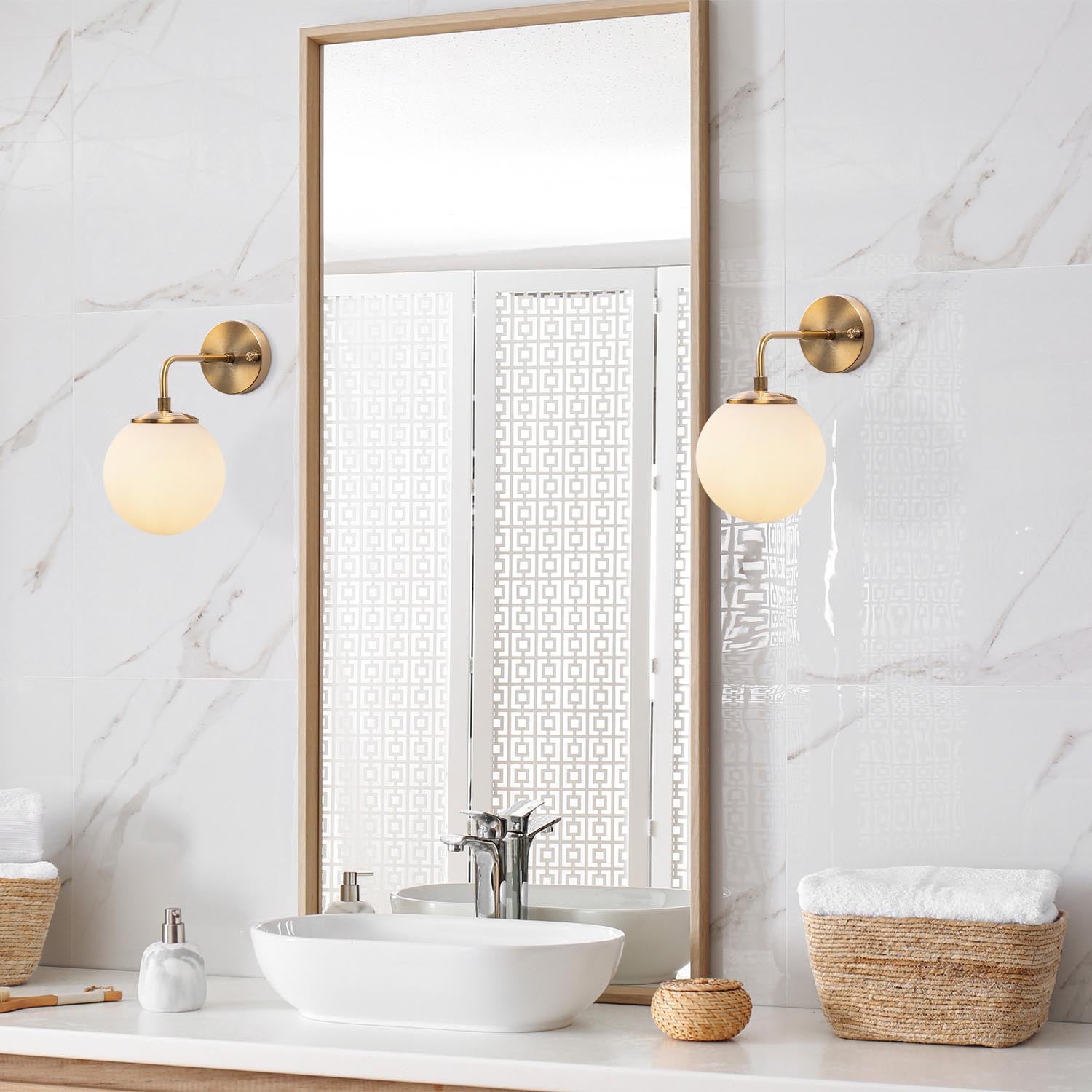 Verleihen Sie Ihrem Zuhause mit der Viran Wandleuchte von Opviq einen Hauch von Vintage-Charme. Diese stilvolle Lampe kombiniert elegantes Design mit warmem Licht.