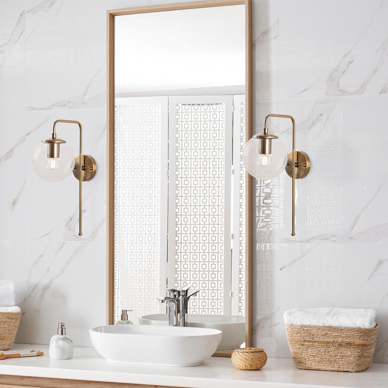 Verleihen Sie Ihrem Raum mit der Viran Wandleuchte von Opviq einen Hauch von Vintage-Charme. Diese stilvolle Lampe kombiniert elegantes Design mit warmem Licht für eine gemütliche Atmosphäre.