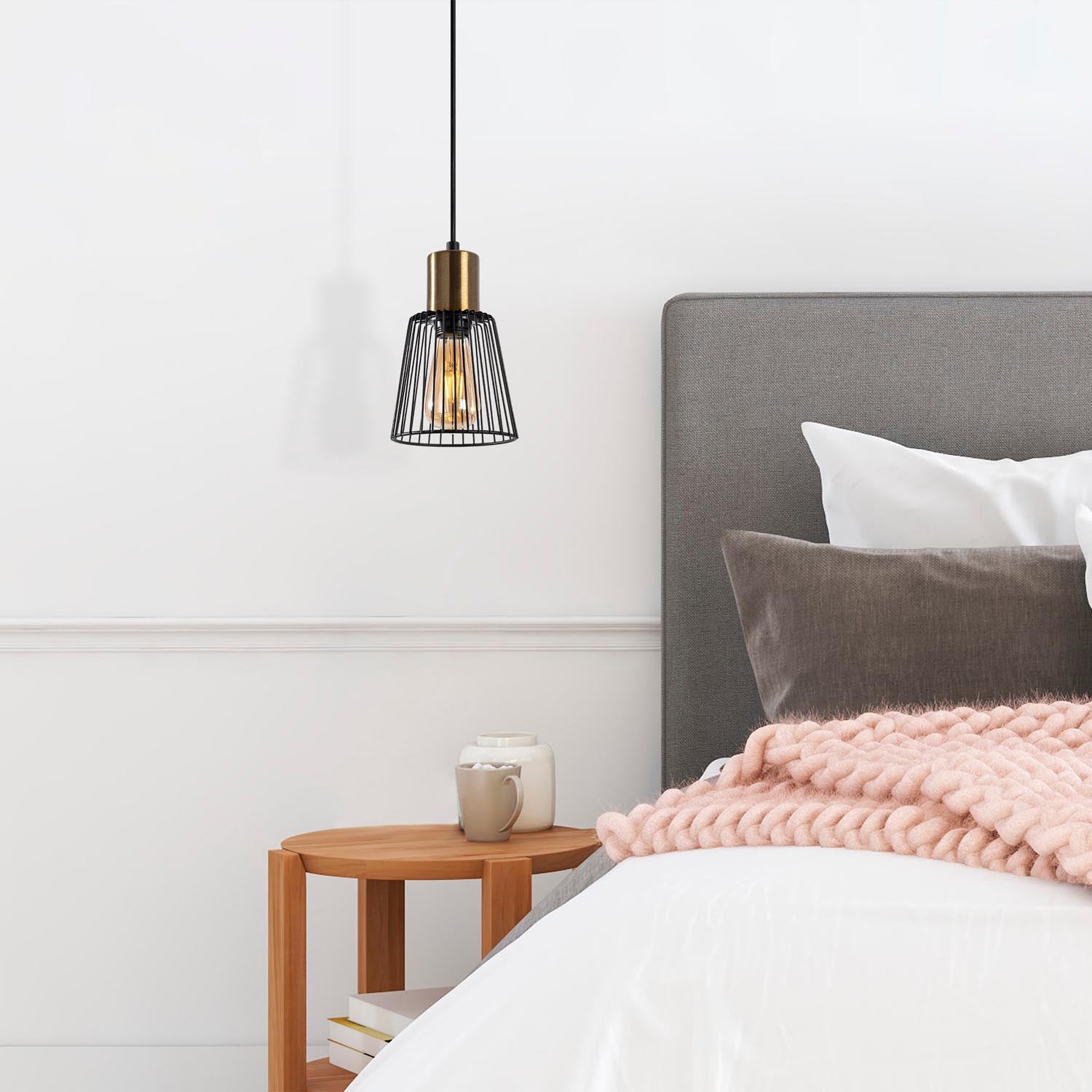 Entdecken Sie die Kemtel Pendelleuchte in Schwarz Antiquität von Opviq – ein elegantes Lichtdesign, das jeden Raum stilvoll erhellt.