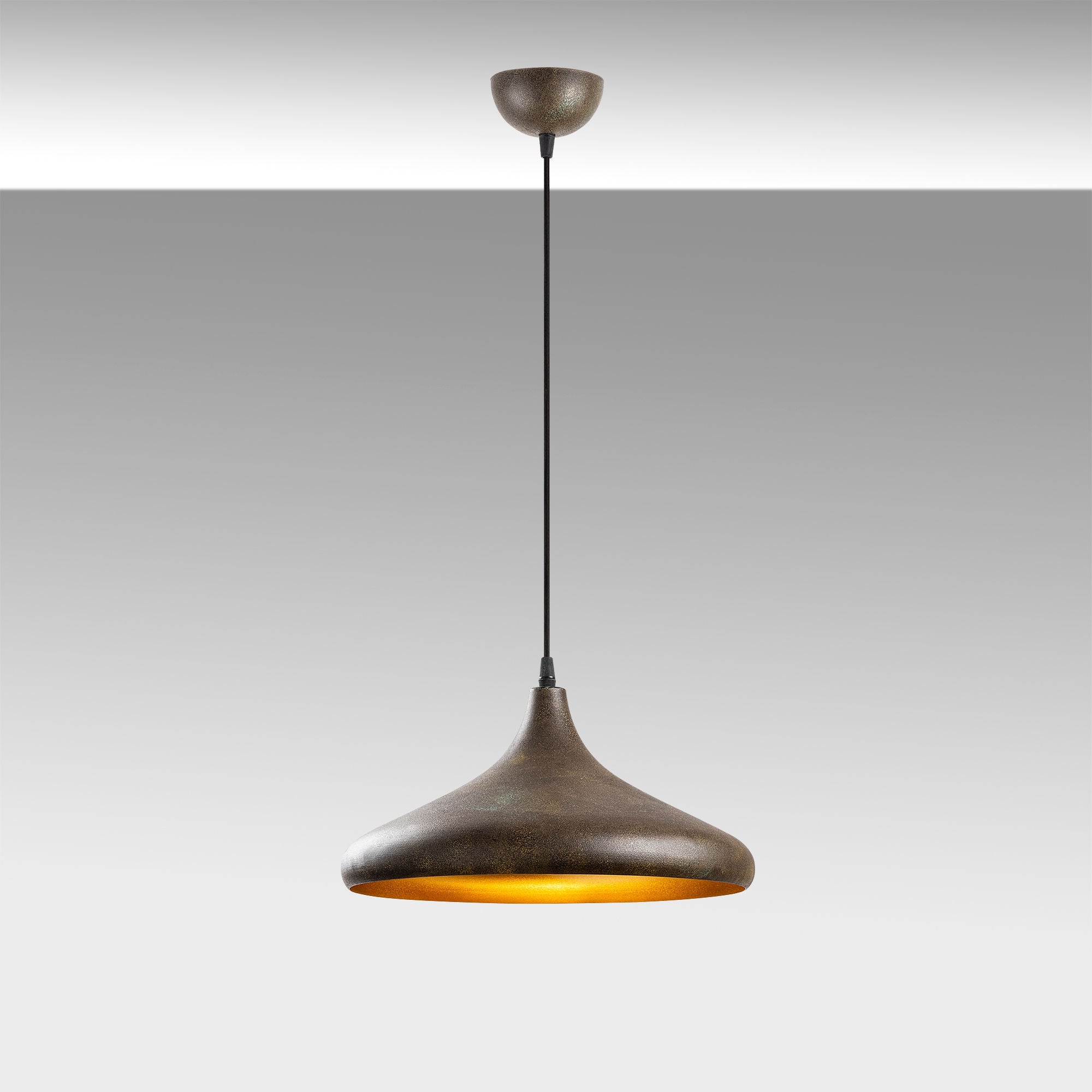 Entdecken Sie die Barek Pendelleuchte in Patina von Opviq – ein stilvolles Highlight für Ihr Zuhause, das Eleganz und modernes Design vereint.