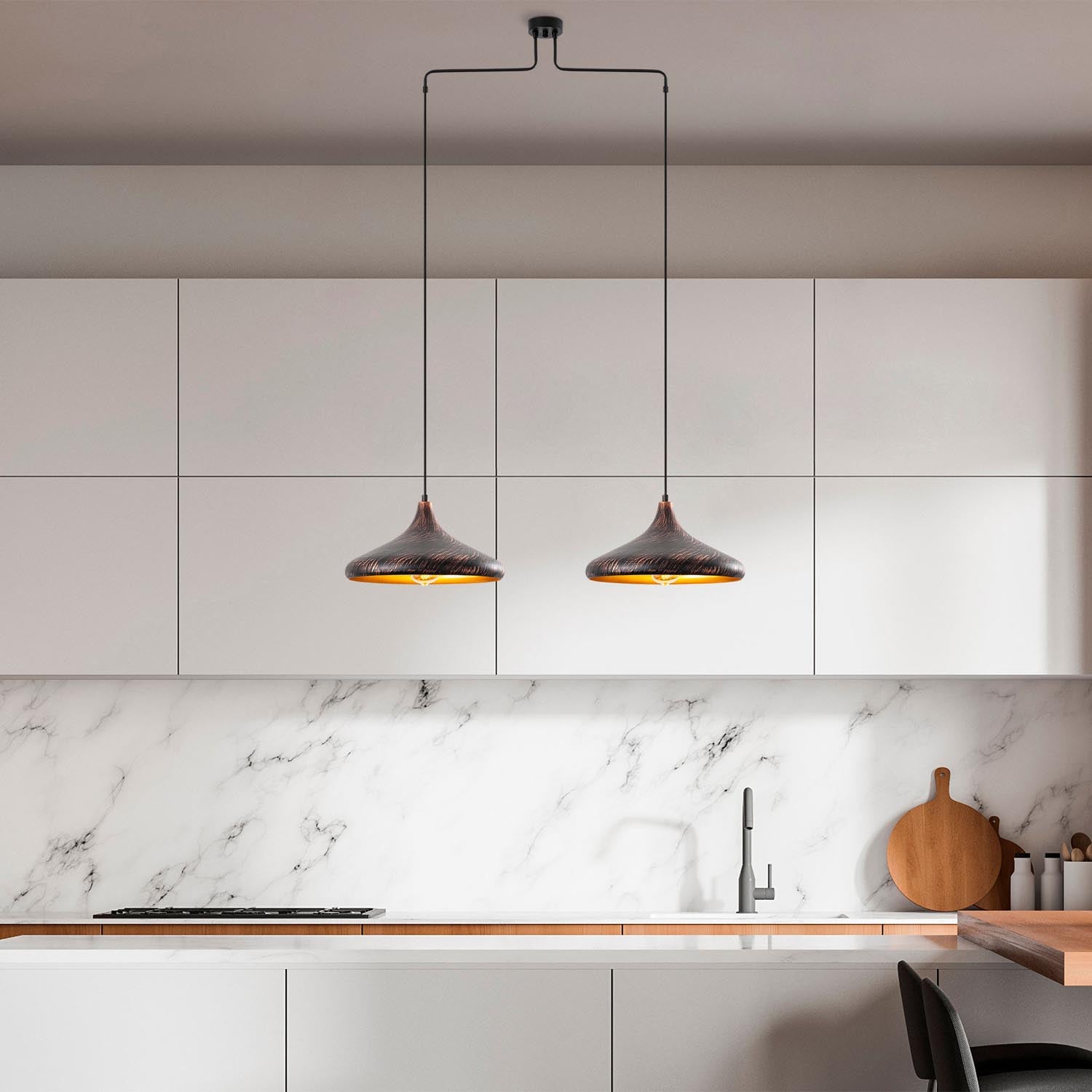 Verleihen Sie Ihrem Raum mit der Barek Pendelleuchte in Patina von Opviq einen Hauch von industriellem Chic und zeitloser Eleganz.