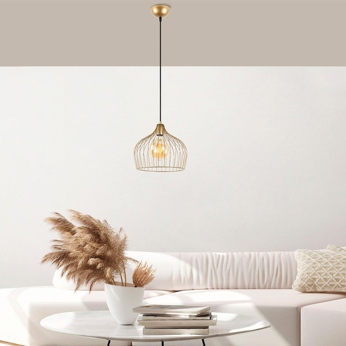 Bek Pendellampe - Glänzendes Gold in Glänzendes Gold präsentiert im Onlineshop von KAQTU Design AG. Pendelleuchte ist von Opviq